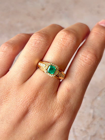 Anillo rígido con esmeralda de 0,62 quilates y 26 diamantes "Tatiana"