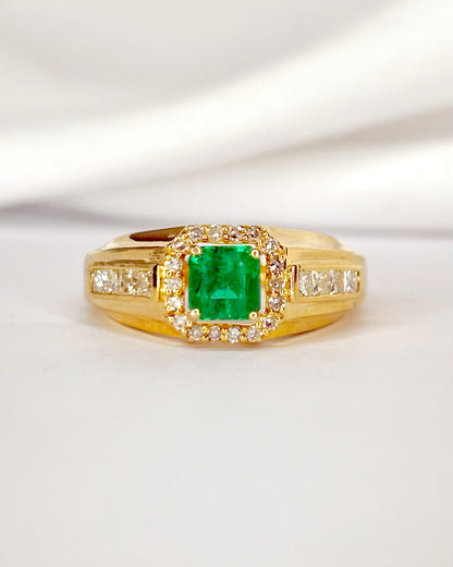Anillo rígido con esmeralda de 0,62 quilates y 26 diamantes "Tatiana"