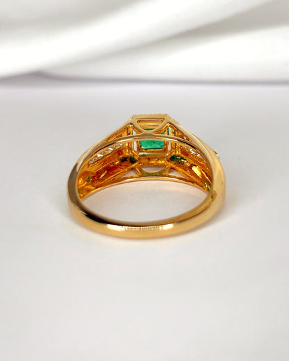 Anillo rígido con esmeralda de 0,62 quilates y 26 diamantes "Tatiana"