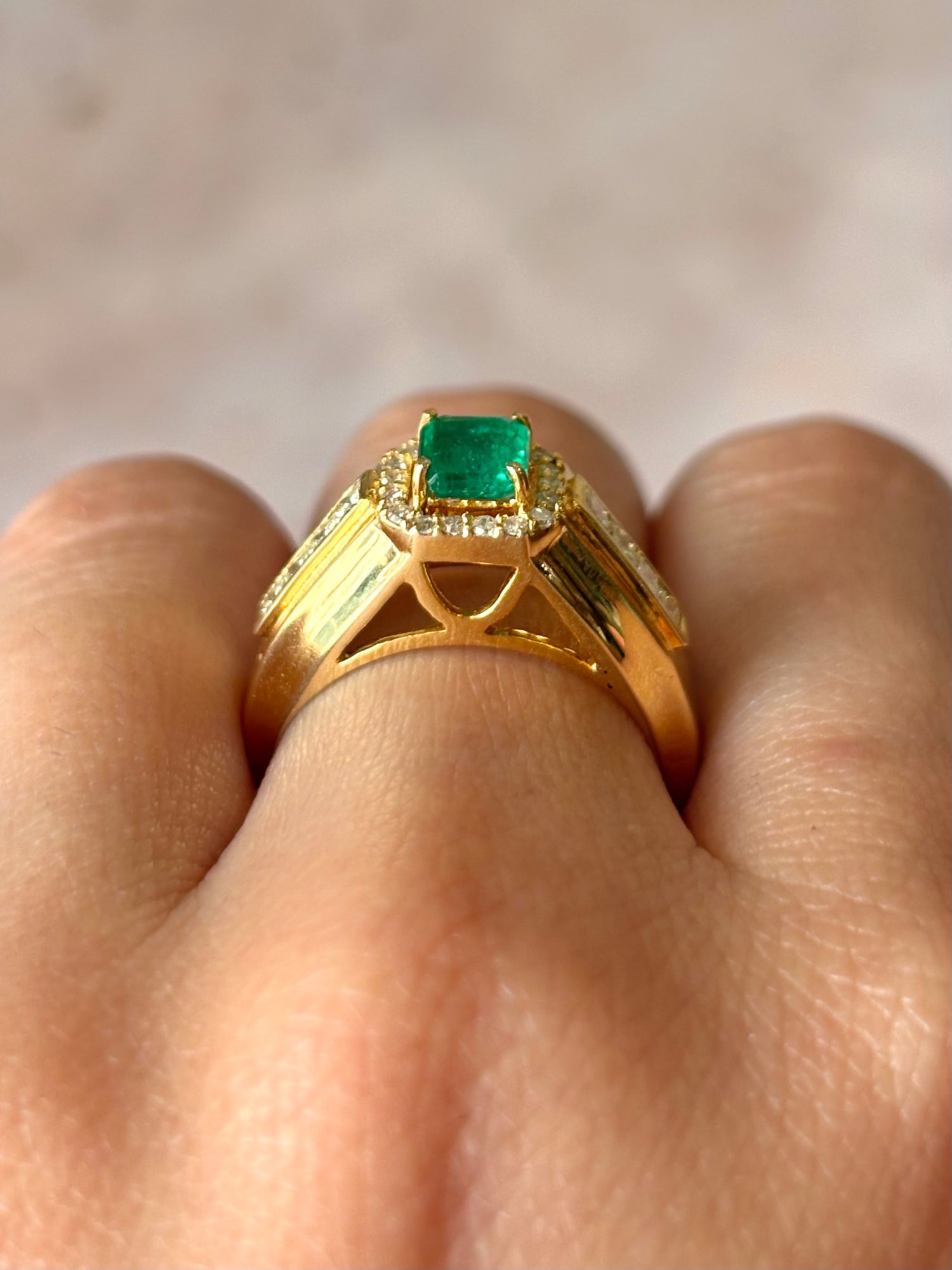 Anillo rígido con esmeralda de 0,62 quilates y 26 diamantes "Tatiana"