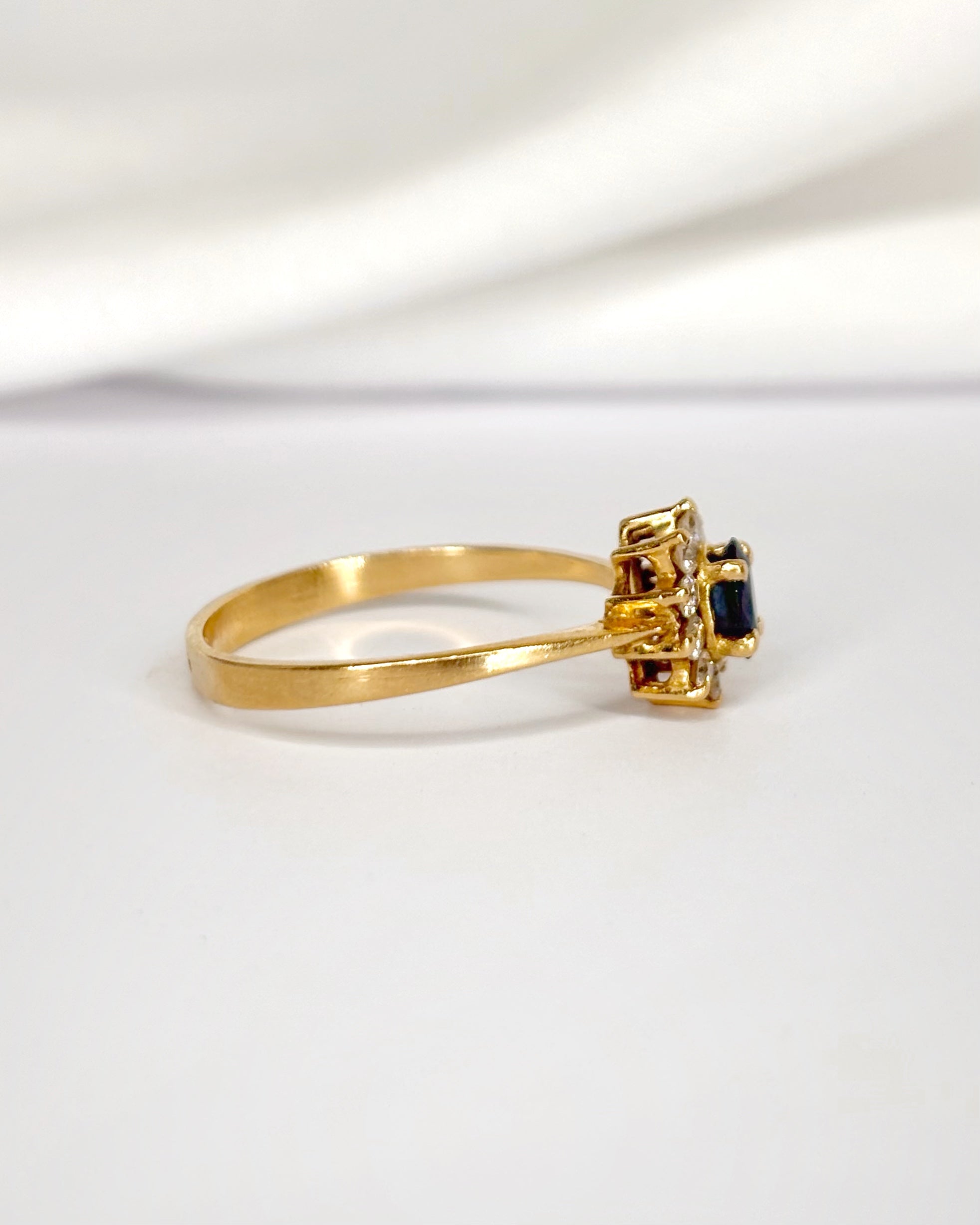 Anillo Marguerite Zafiro y 10 Diamantes "Alienor"
