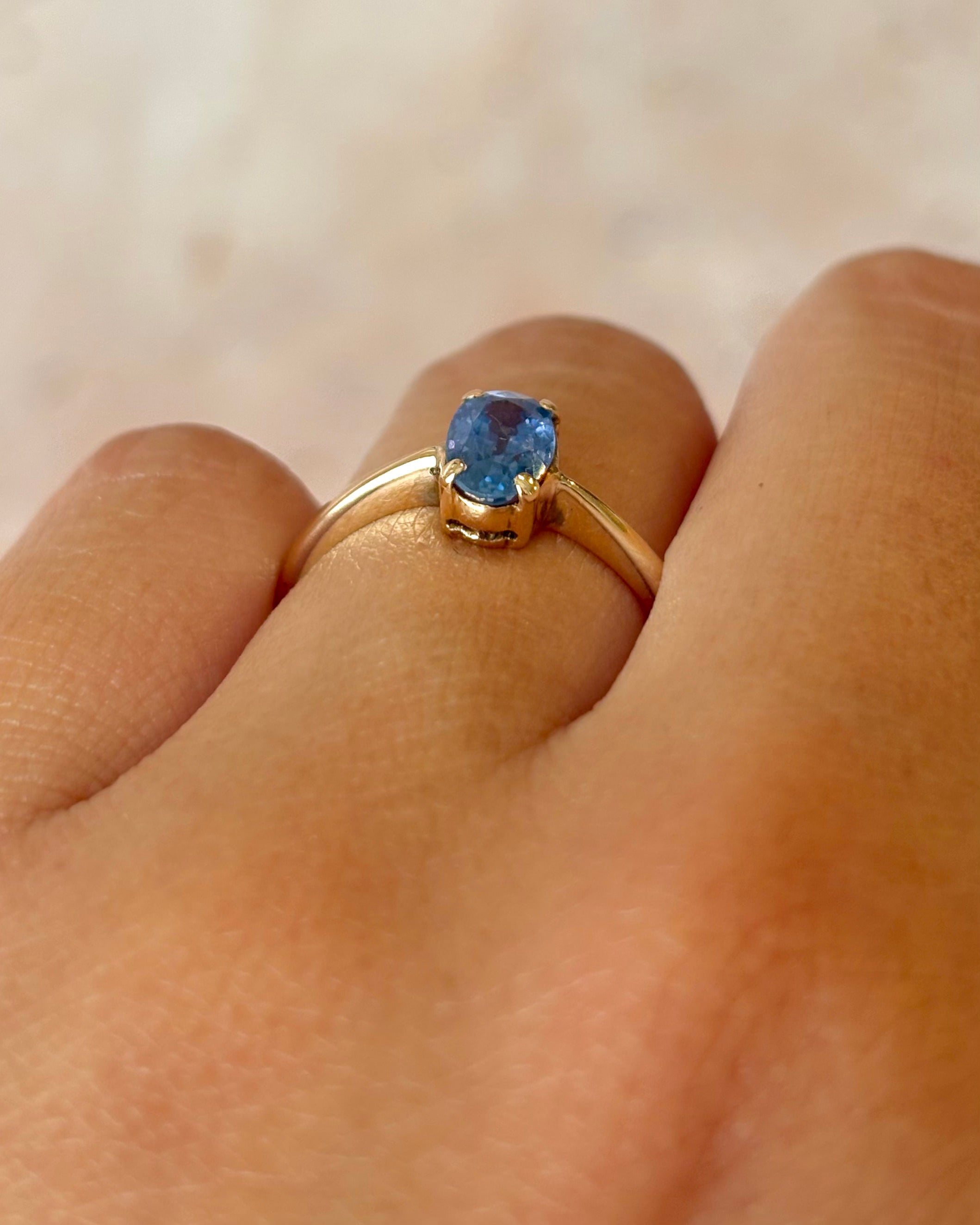 Anillo solitario con zafiro de 0,80 quilates "Flore"