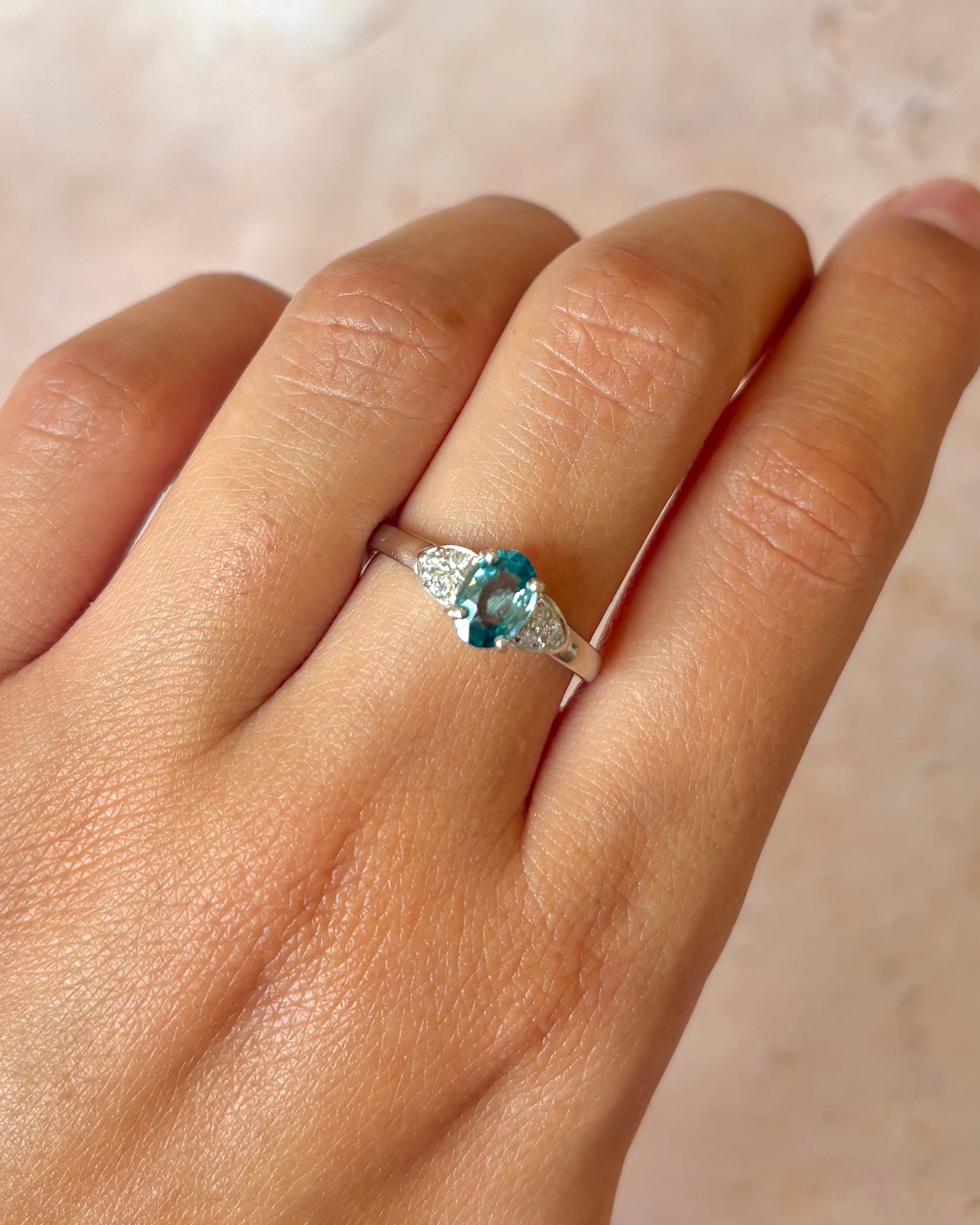 Anillo Trilogía Topacio Azul 0,73 quilates y Diamantes "Ciruela"
