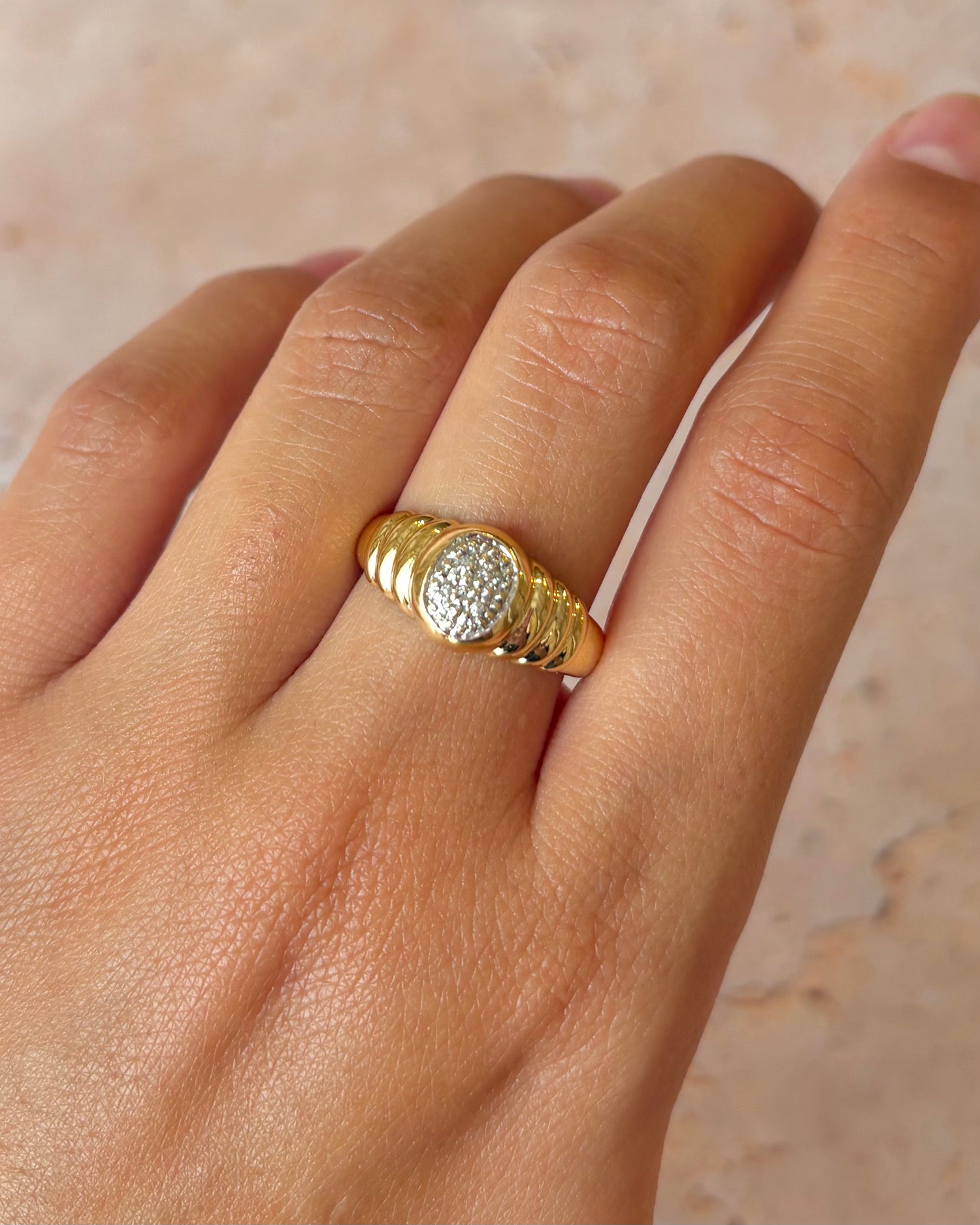 Anillo rígido con diamantes "Sara"