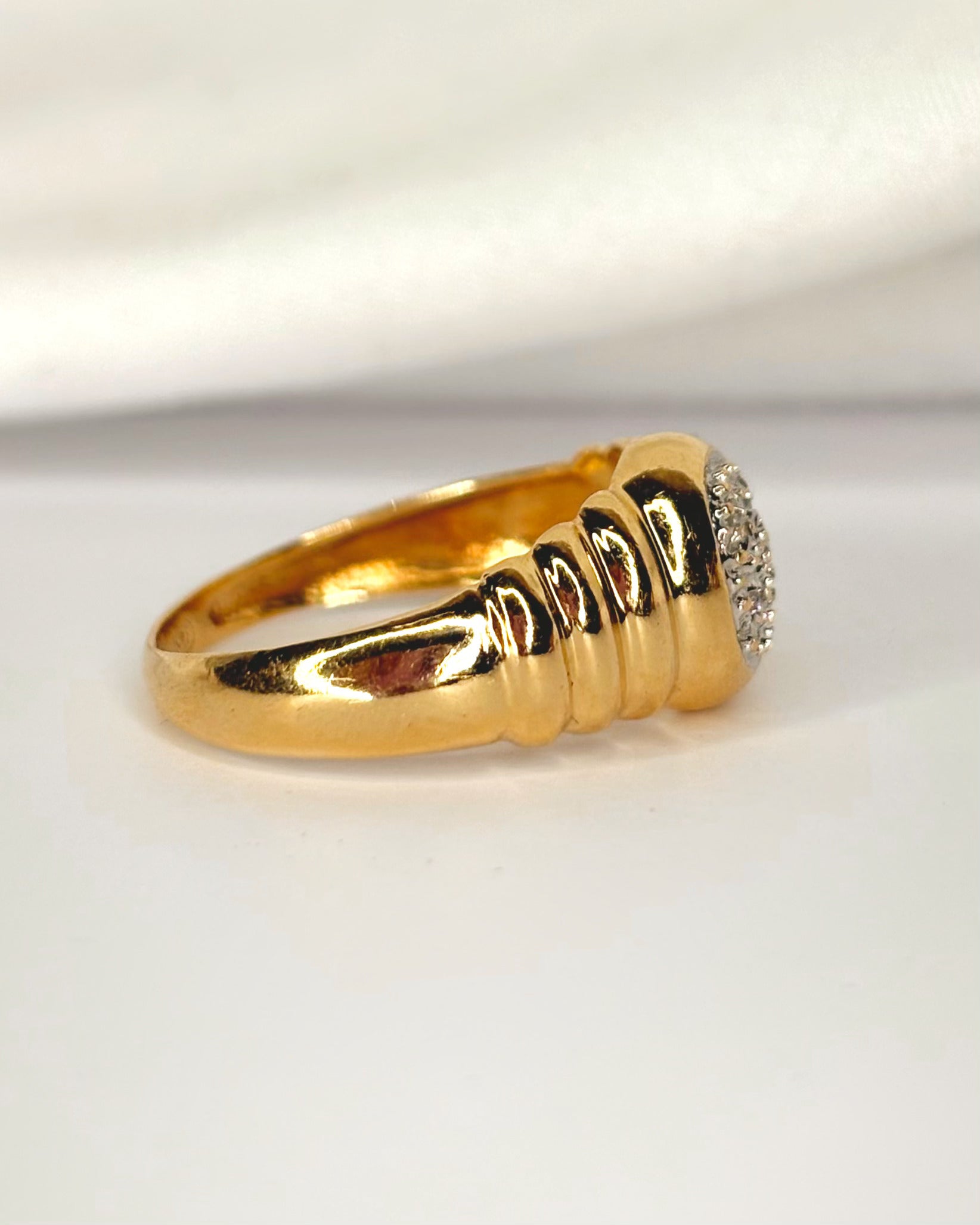 Anillo rígido con diamantes "Sara"