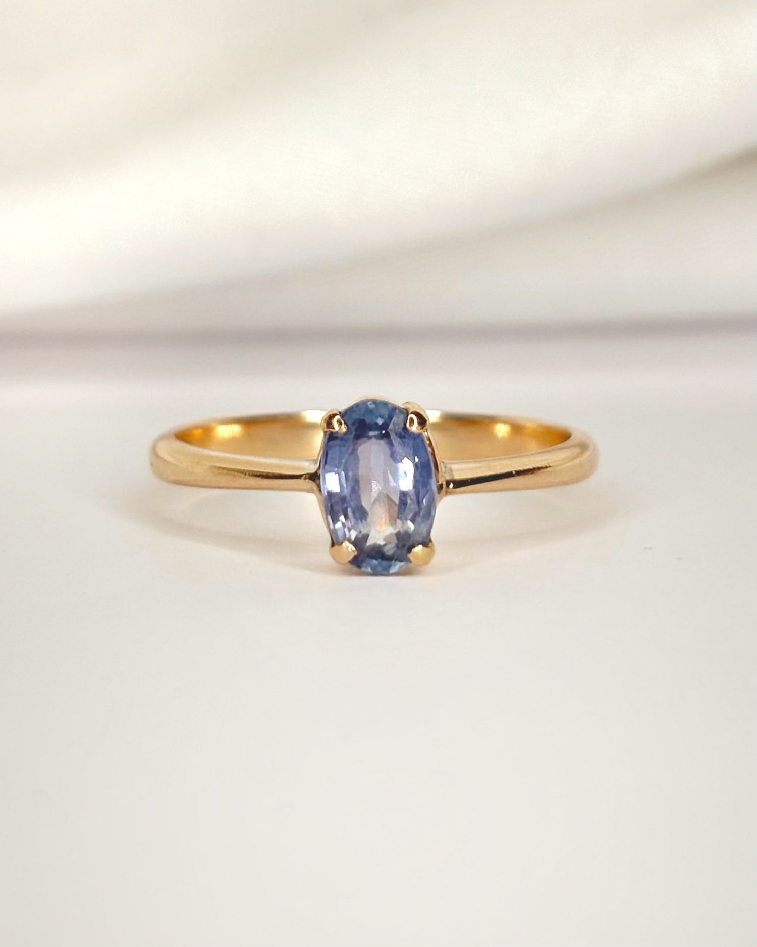 Anillo solitario con zafiro de 0,80 quilates "Flore"