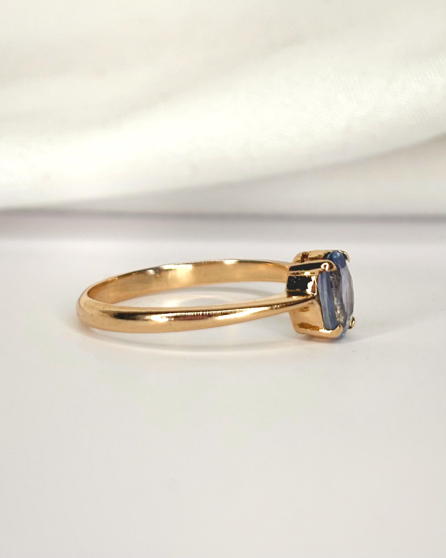 Anillo solitario con zafiro de 0,80 quilates "Flore"