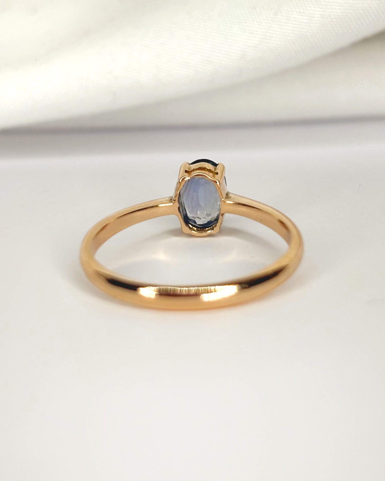 Anillo solitario con zafiro de 0,80 quilates "Flore"