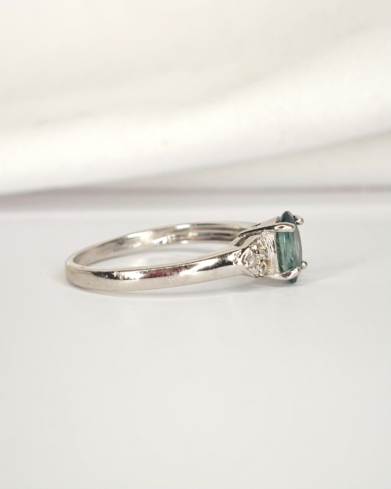 Anillo Trilogía Topacio Azul 0,73 quilates y Diamantes "Ciruela"