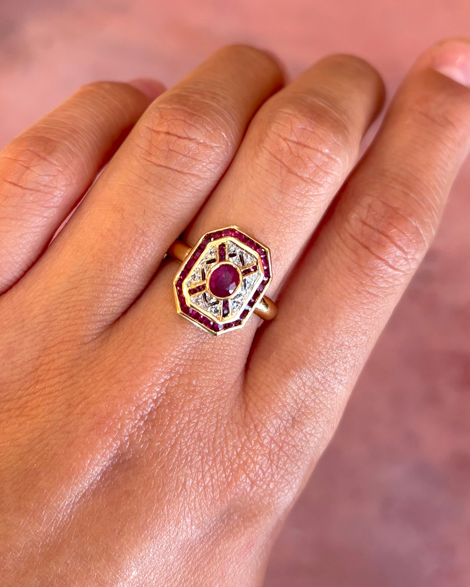 Anillo de estilo art déco con rubí de 1.64 quilates y diamantes «Lana»