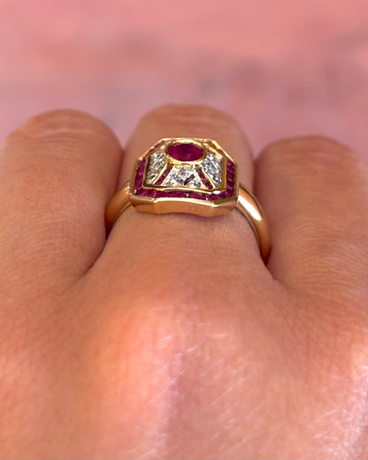 Anillo de estilo art déco con rubí de 1.64 quilates y diamantes «Lana»