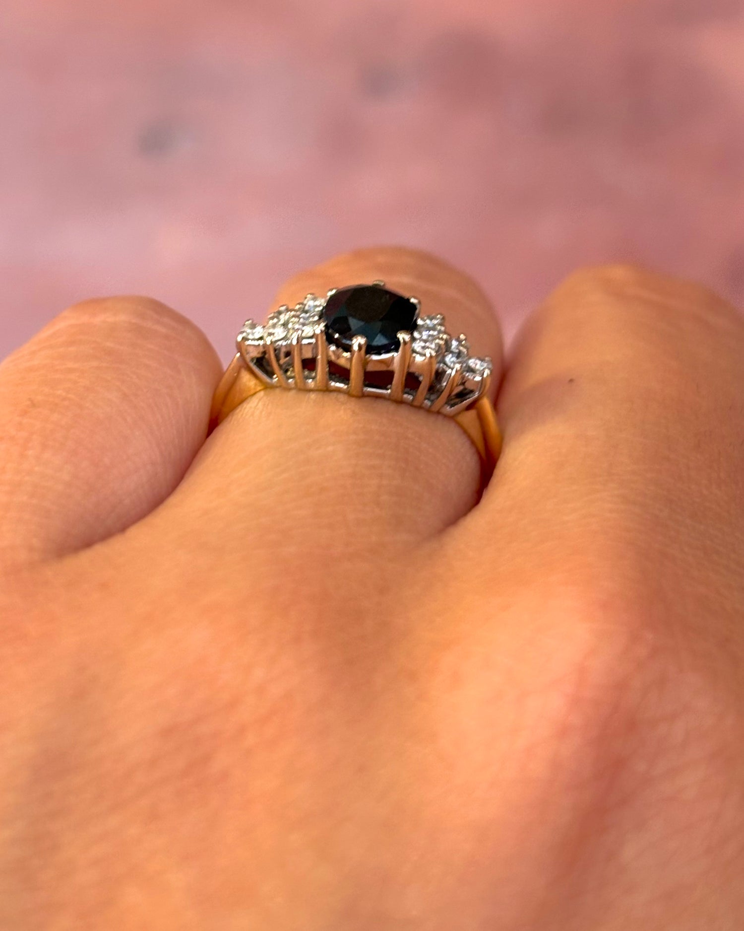Anillo trilogía de zafiro de 1.17 quilates y diamantes «Nessrine»