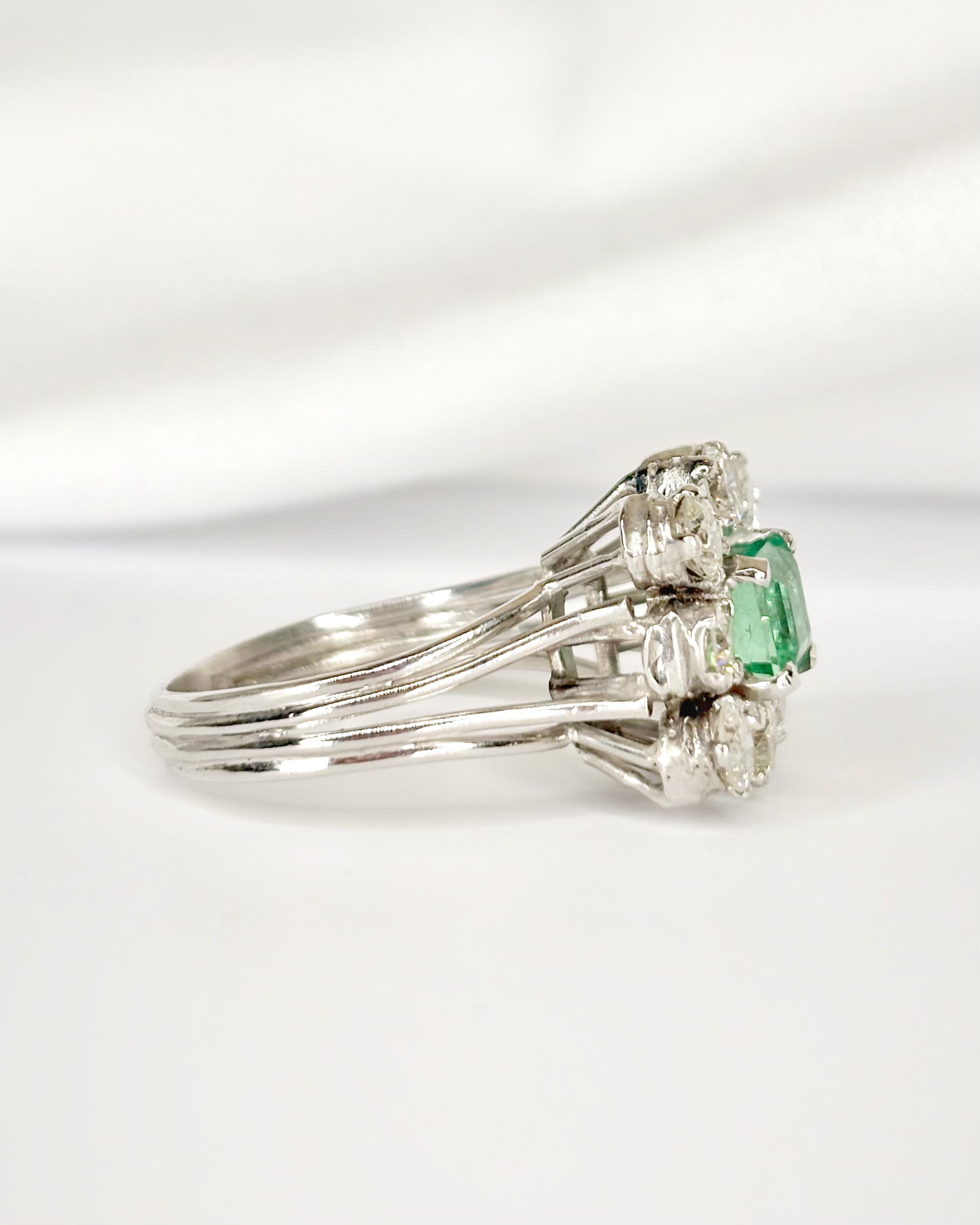 Bague Marguerite Émeraude 1.05 carat &amp; Diamants 1.50 carat "Lisa"