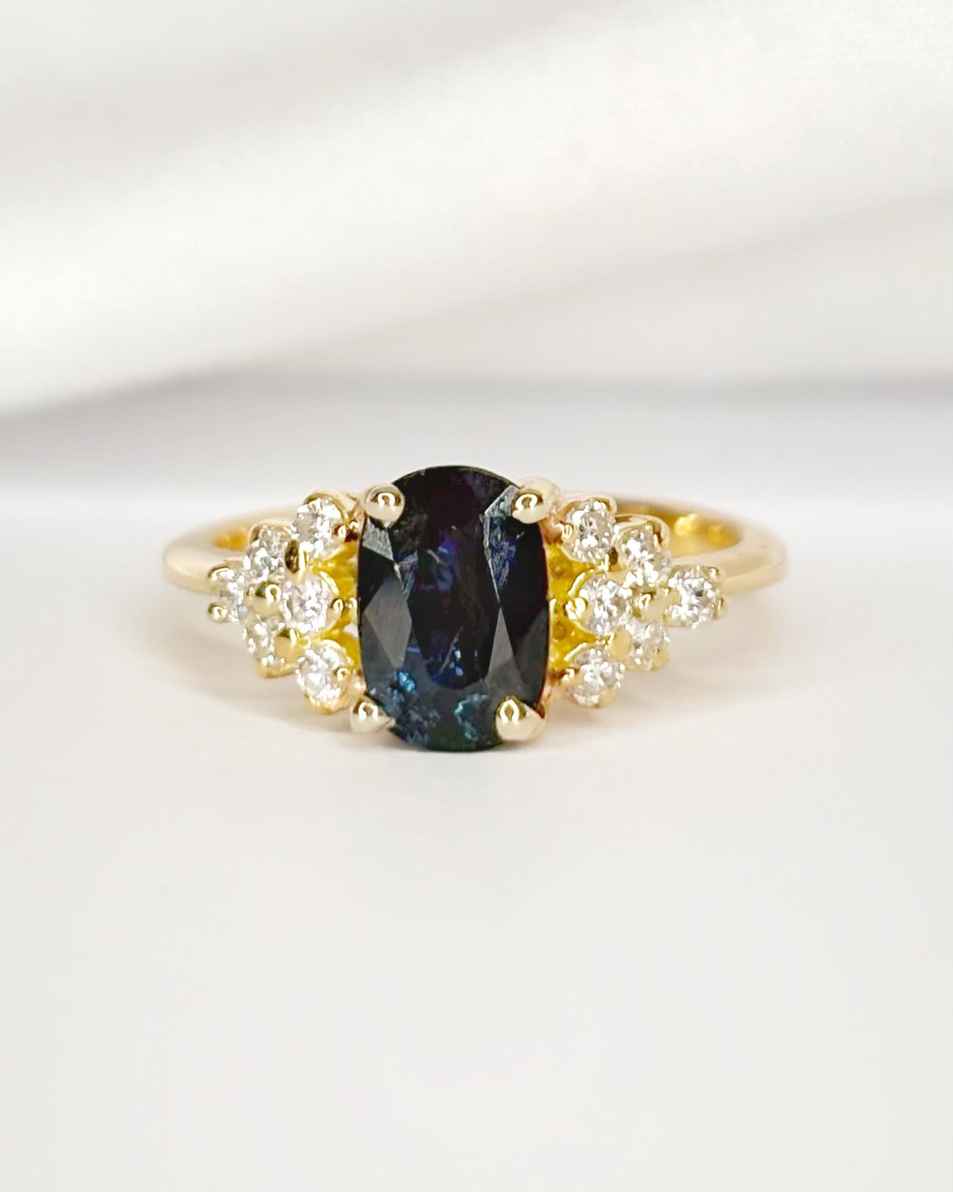 Anillo trilogía con zafiro de 1.15 quilates y diamantes de 0.24 quilates «Mona»