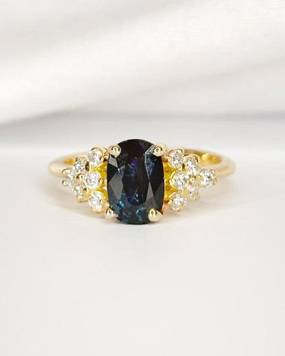 Anillo trilogía con zafiro de 1.15 quilates y diamantes de 0.24 quilates «Mona»