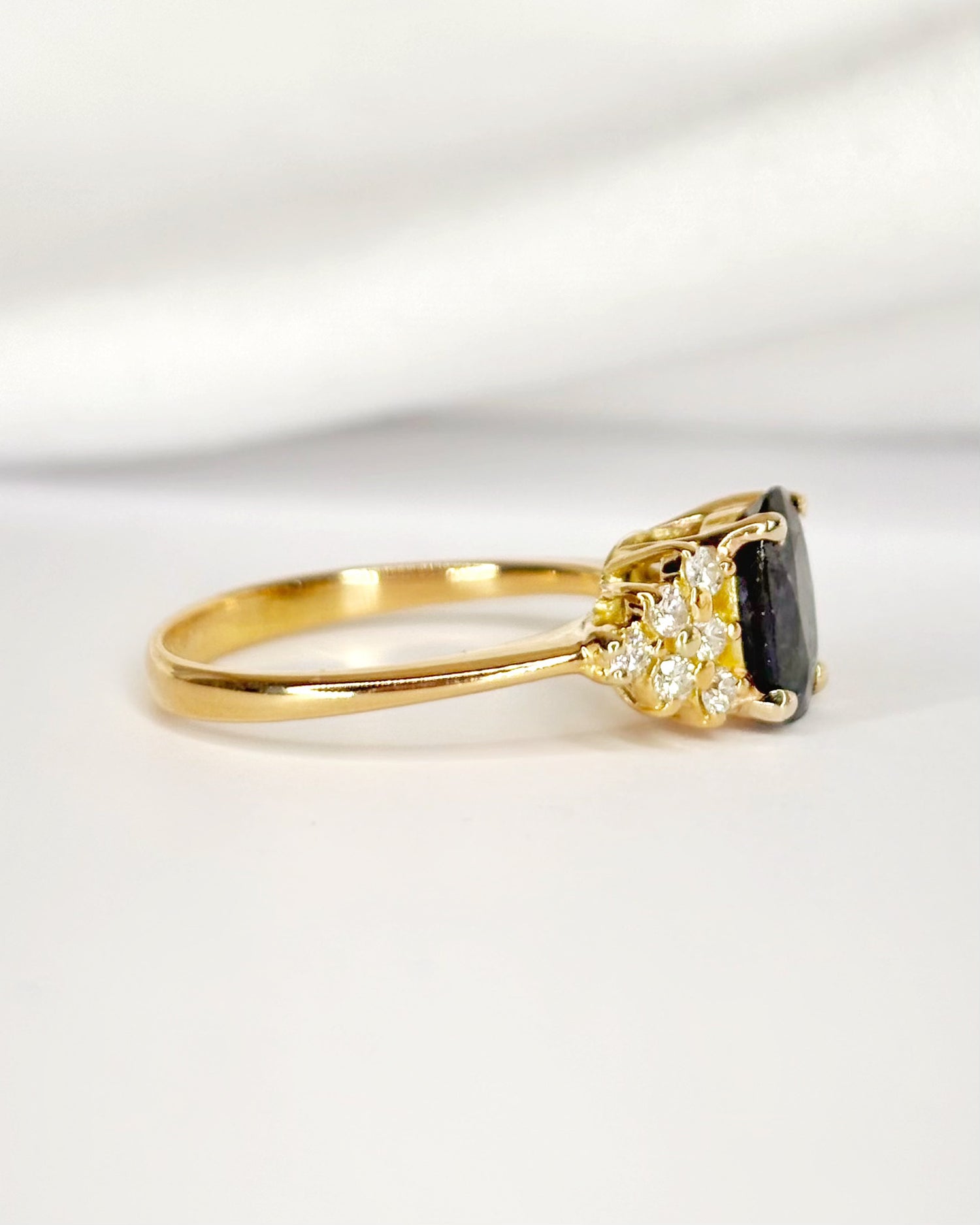Anillo trilogía con zafiro de 1.15 quilates y diamantes de 0.24 quilates «Mona»