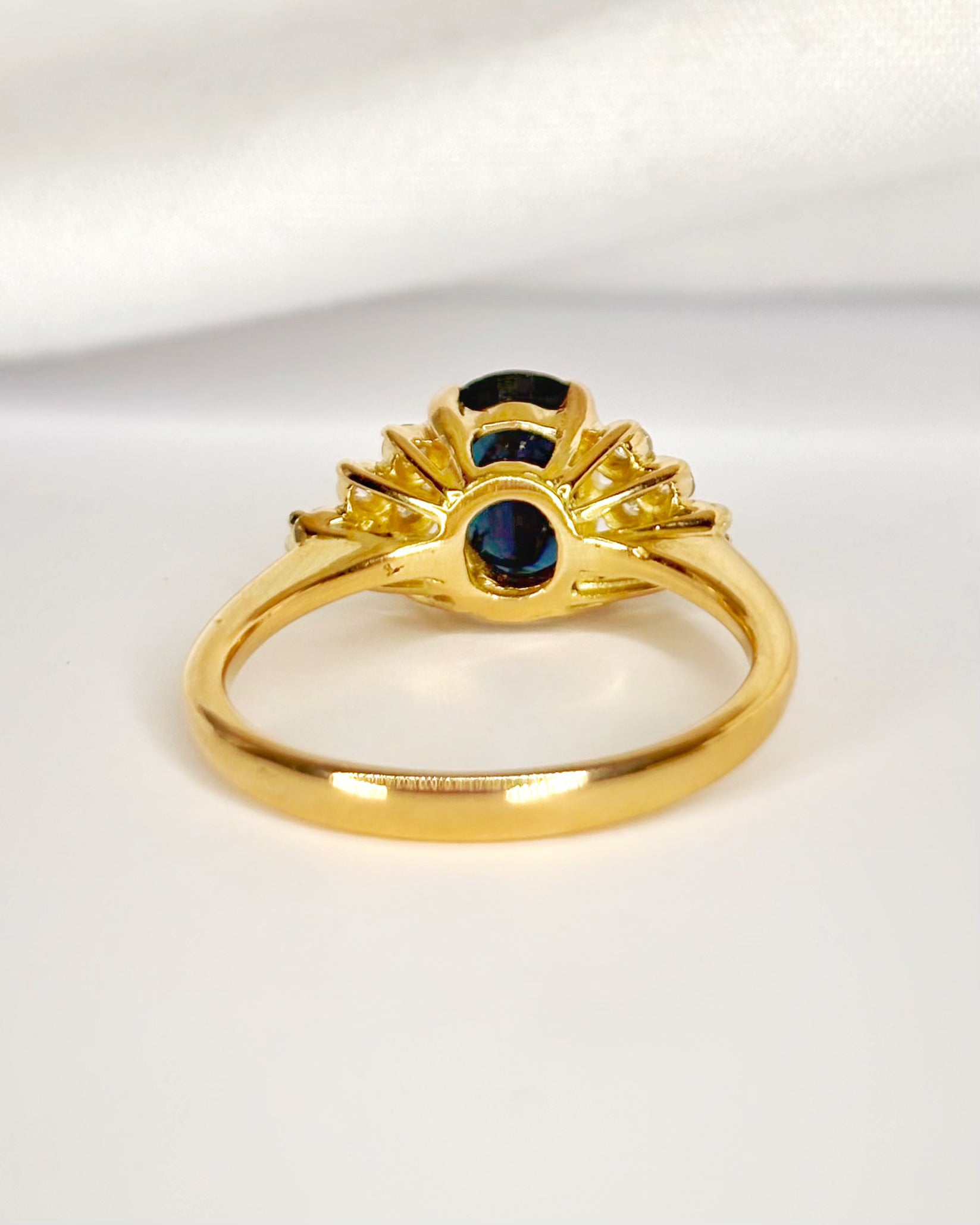 Anillo trilogía con zafiro de 1.15 quilates y diamantes de 0.24 quilates «Mona»