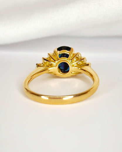 Anillo trilogía con zafiro de 1.15 quilates y diamantes de 0.24 quilates «Mona»