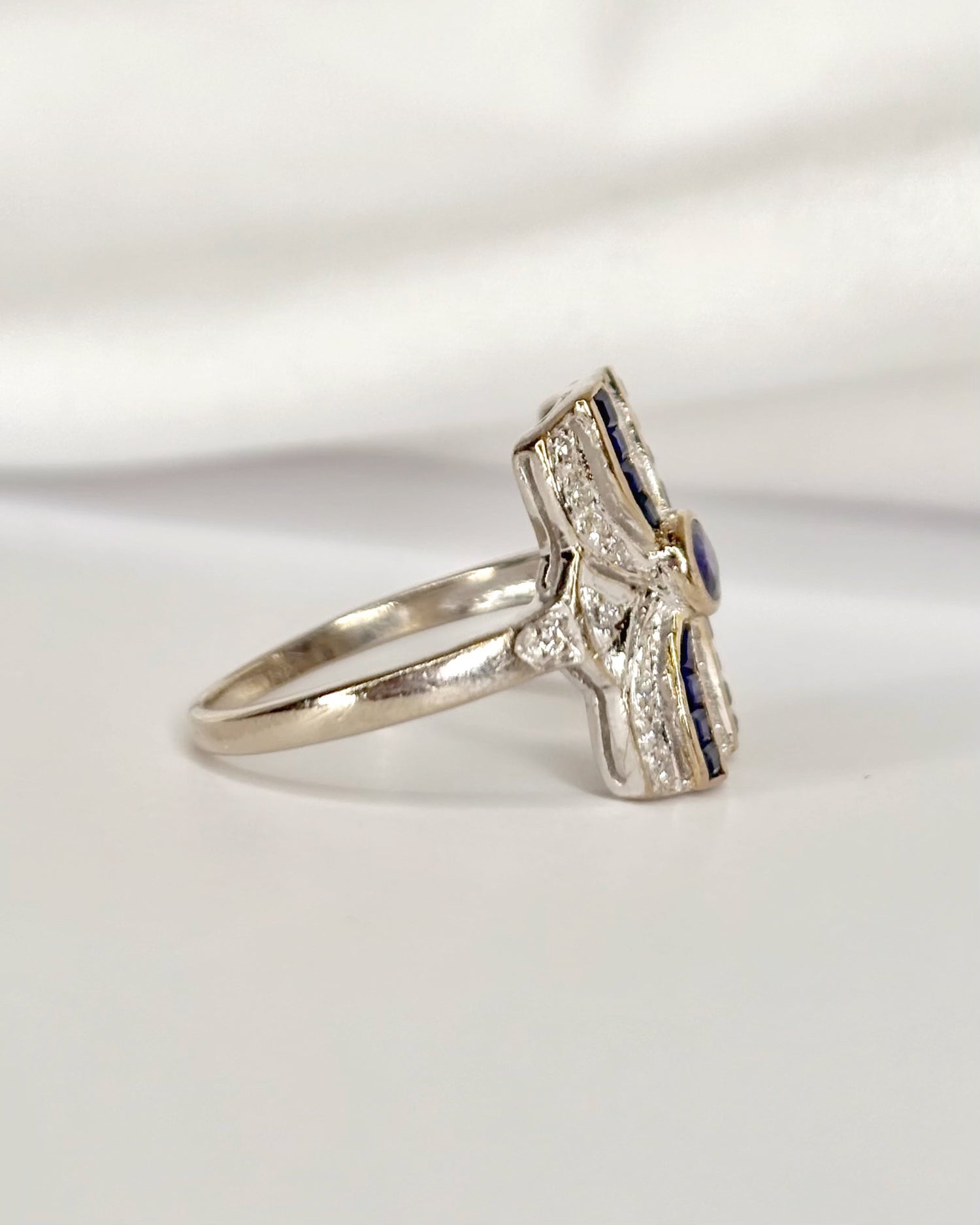 Anillo Art Déco de zafiros de 0,86 quilates y diamantes de 0,20 quilates «Marylin»