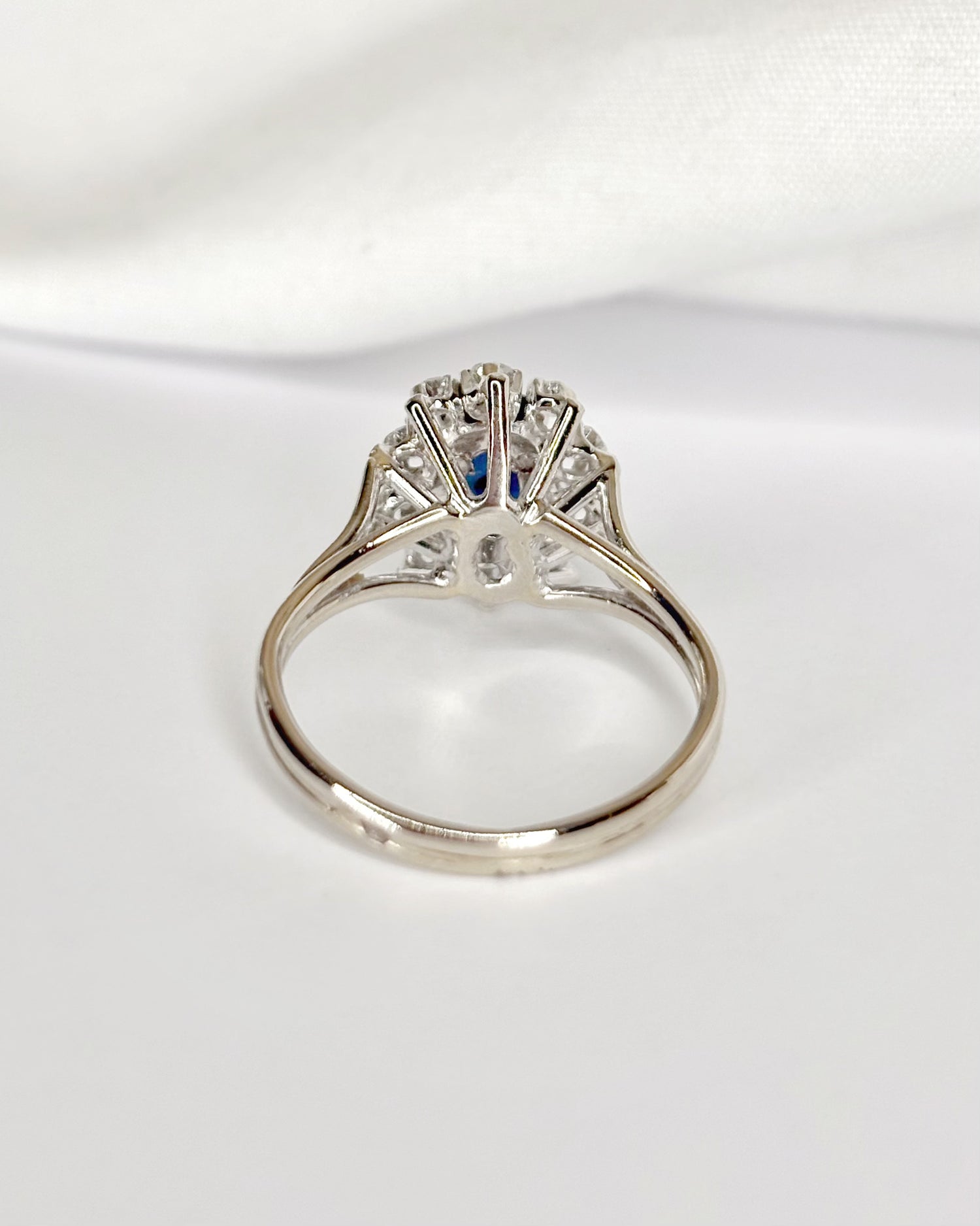 Anillo Margarita de zafiro de 1.18 quilates y diamantes de 0.30 quilates «Brigitte»