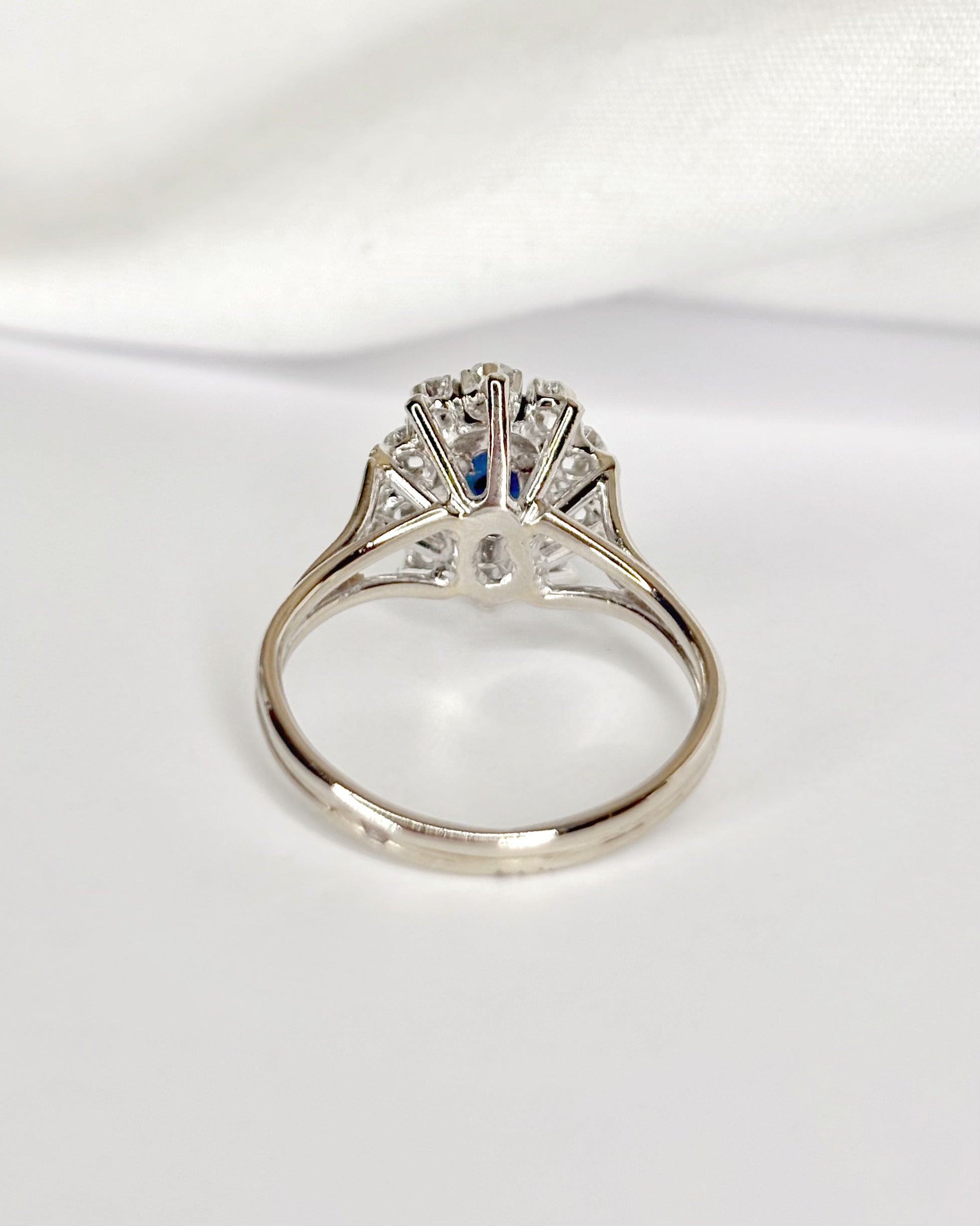 Anillo Margarita de zafiro de 1.18 quilates y diamantes de 0.30 quilates «Brigitte»