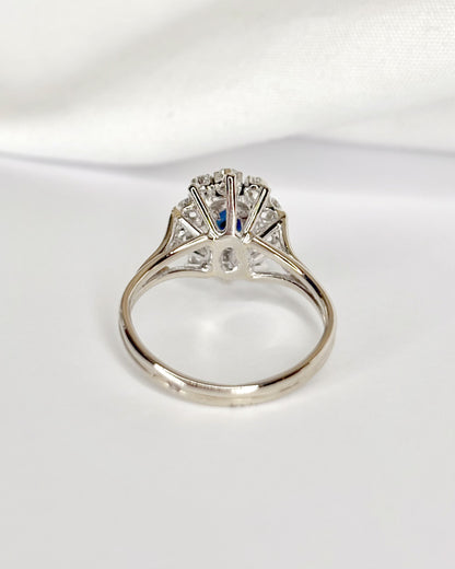 Anillo Margarita de zafiro de 1.18 quilates y diamantes de 0.30 quilates «Brigitte»