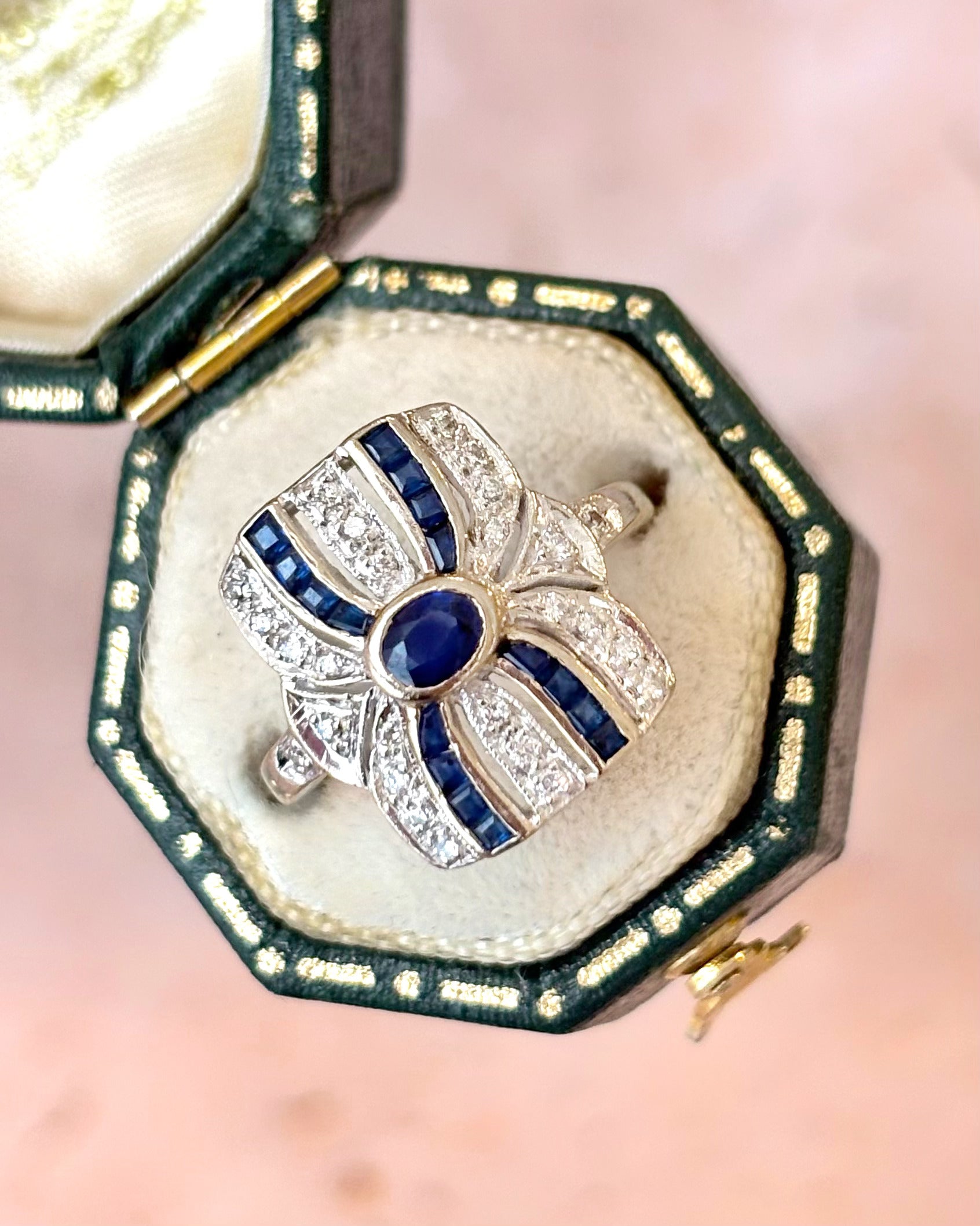 Anillo Art Déco de zafiros de 0,86 quilates y diamantes de 0,20 quilates «Marylin»