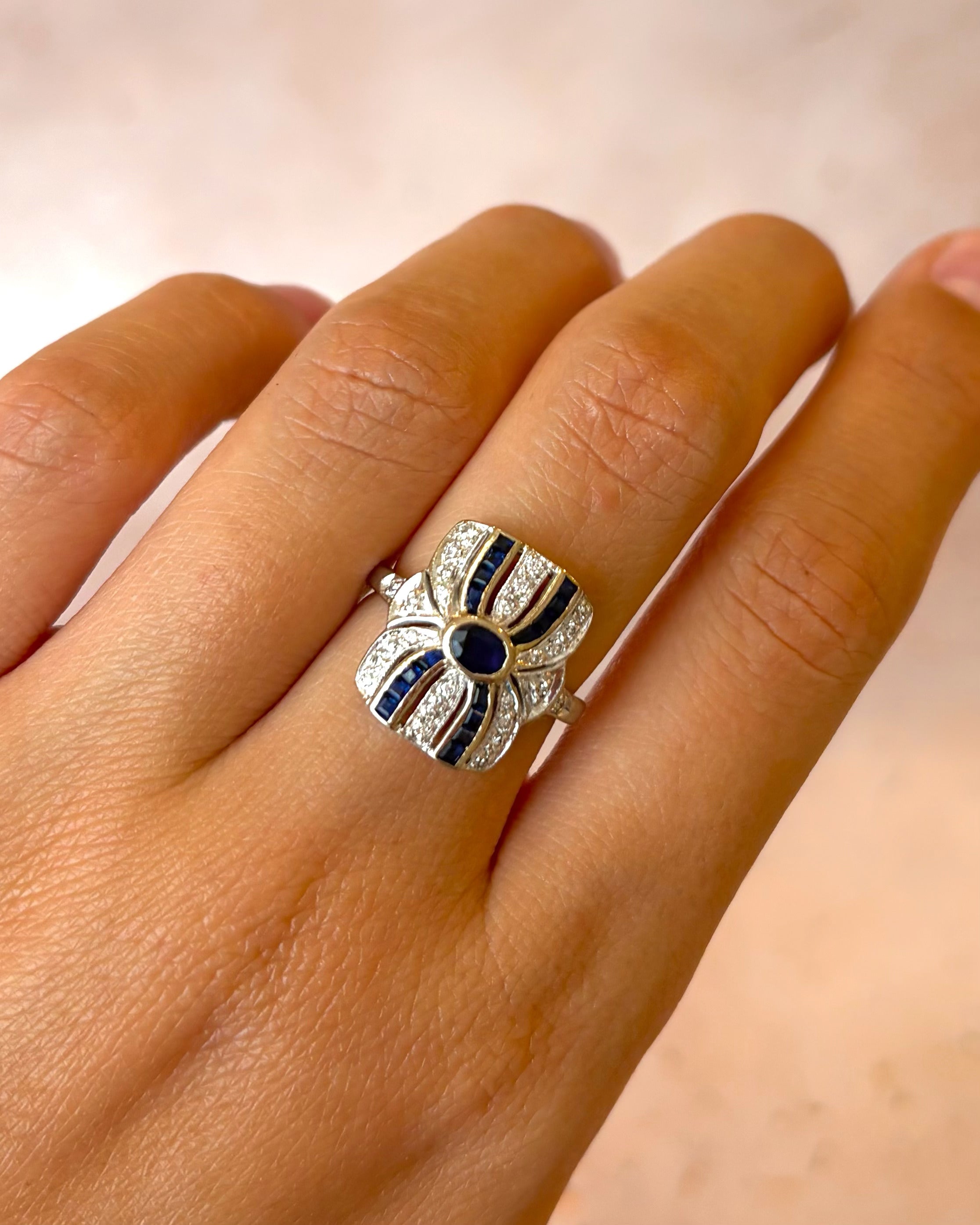 Anillo Art Déco de zafiros de 0,86 quilates y diamantes de 0,20 quilates «Marylin»