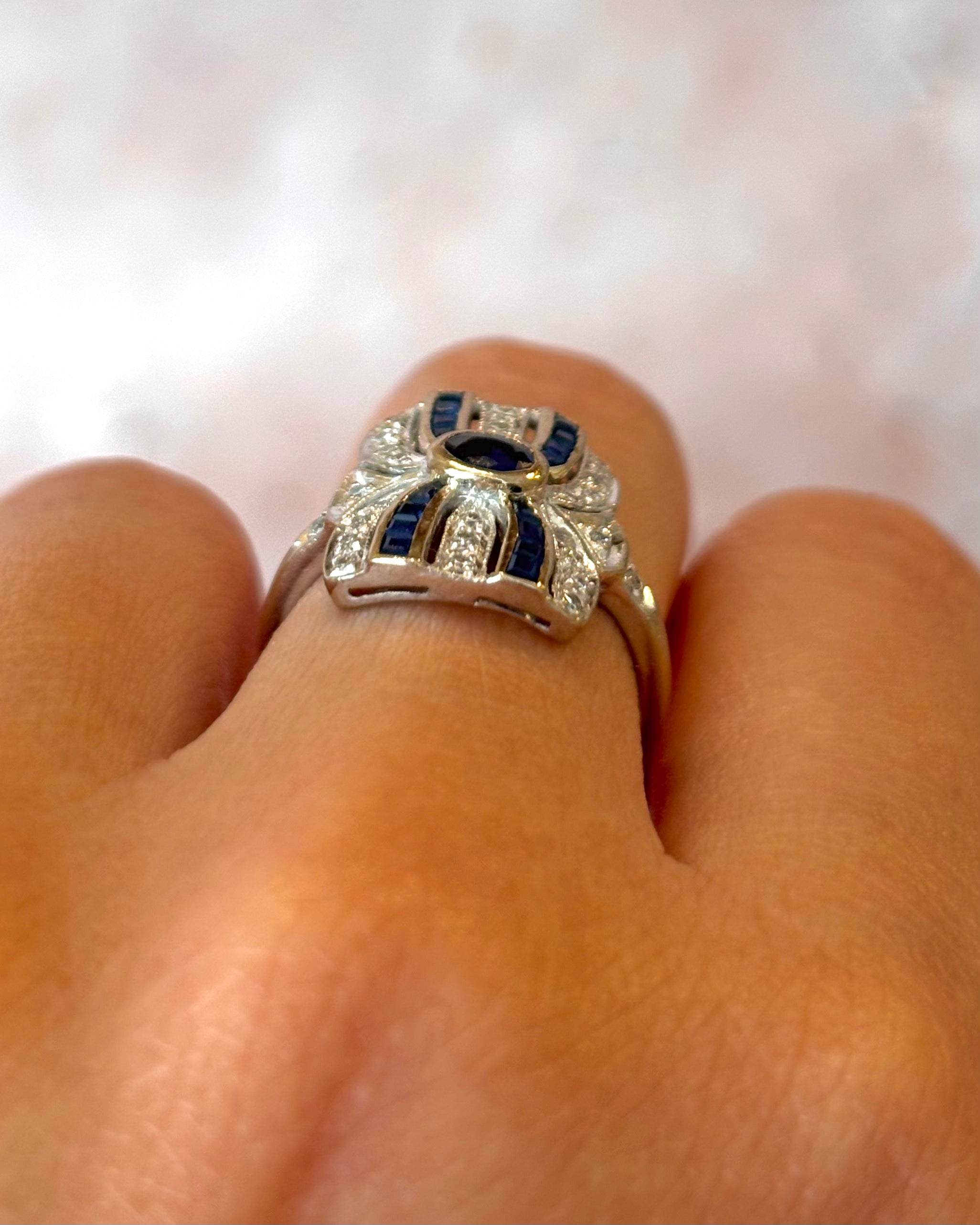 Anillo Art Déco de zafiros de 0,86 quilates y diamantes de 0,20 quilates «Marylin»