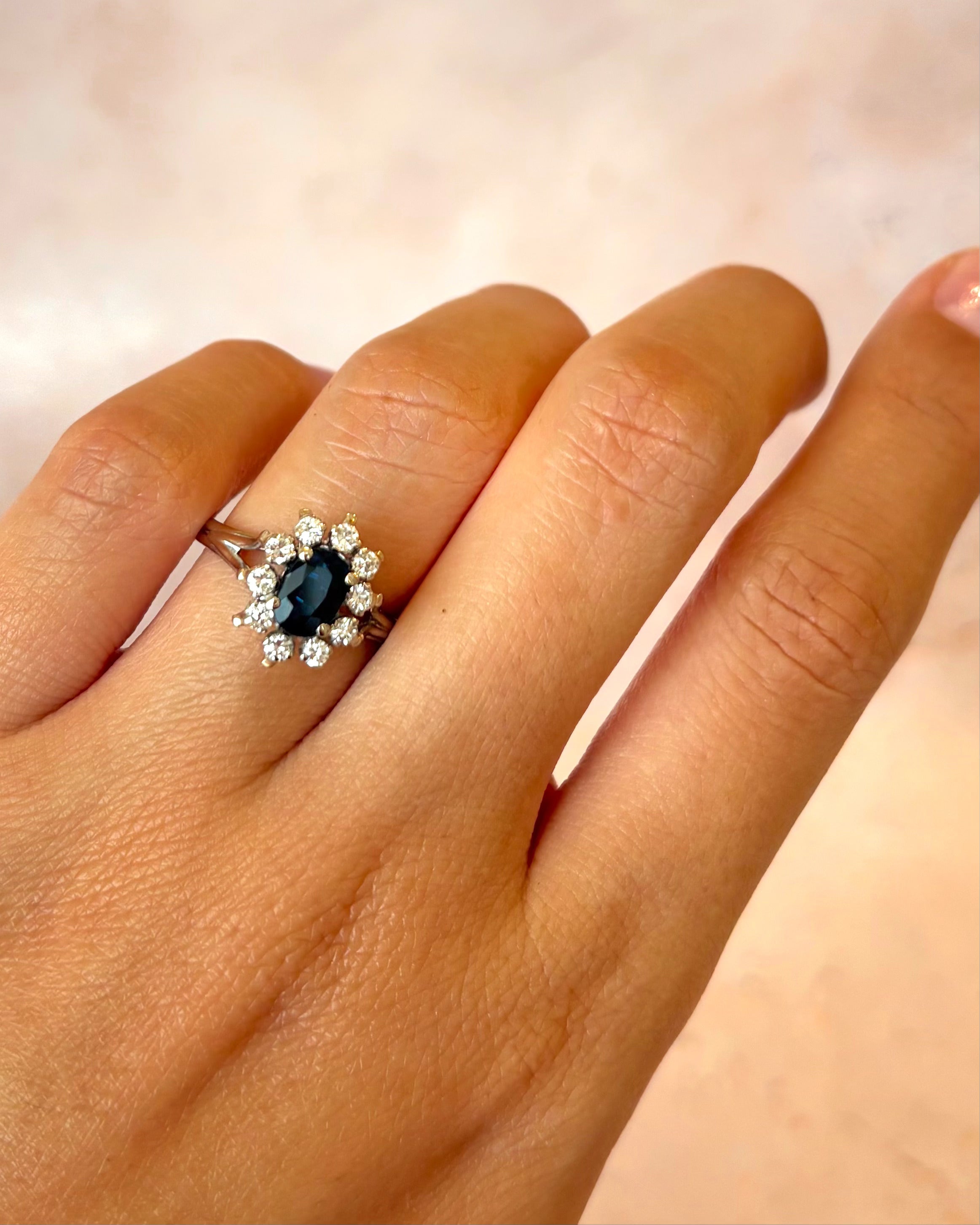Anillo Margarita de zafiro de 1.18 quilates y diamantes de 0.30 quilates «Brigitte»