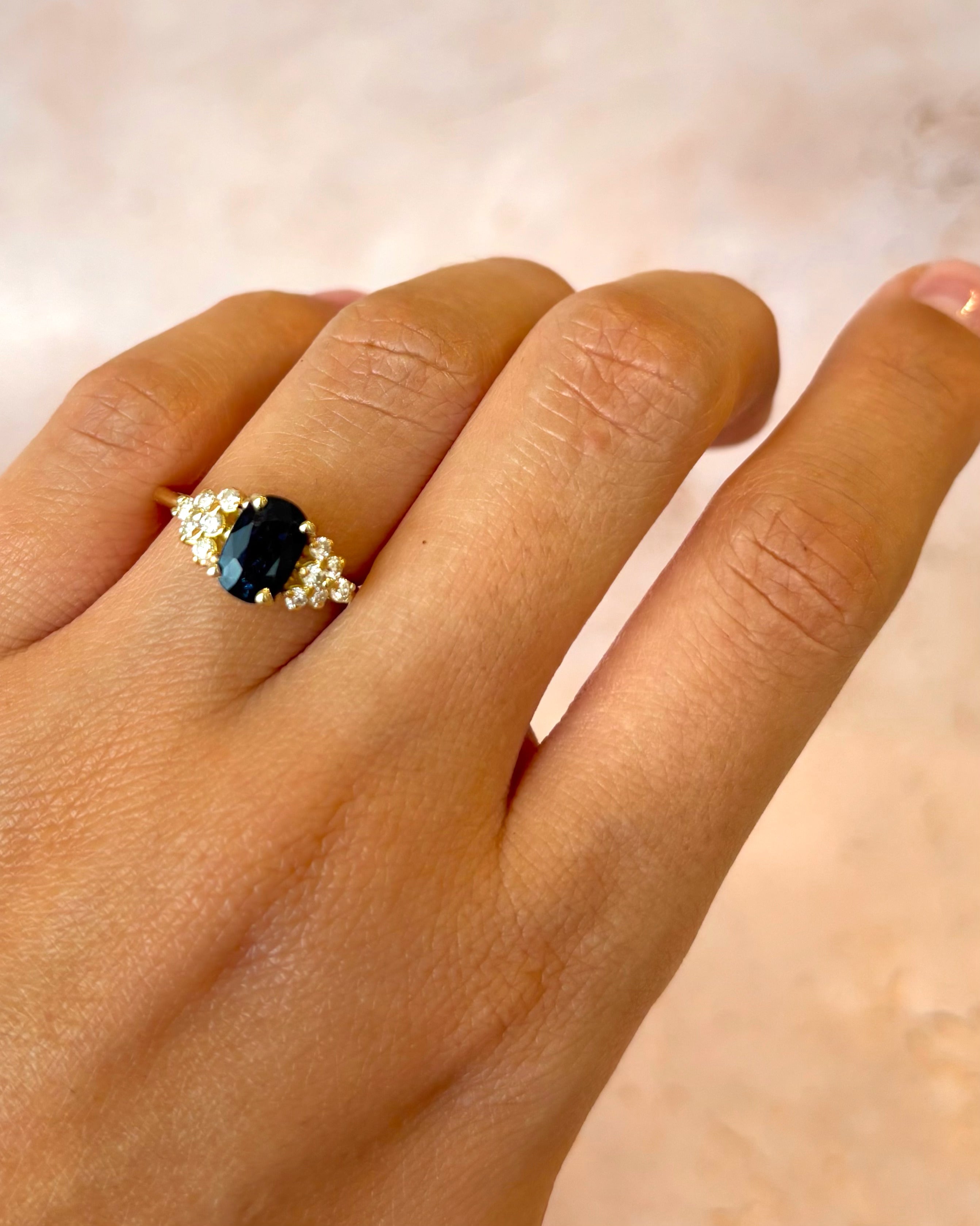 Anillo trilogía con zafiro de 1.15 quilates y diamantes de 0.24 quilates «Mona»