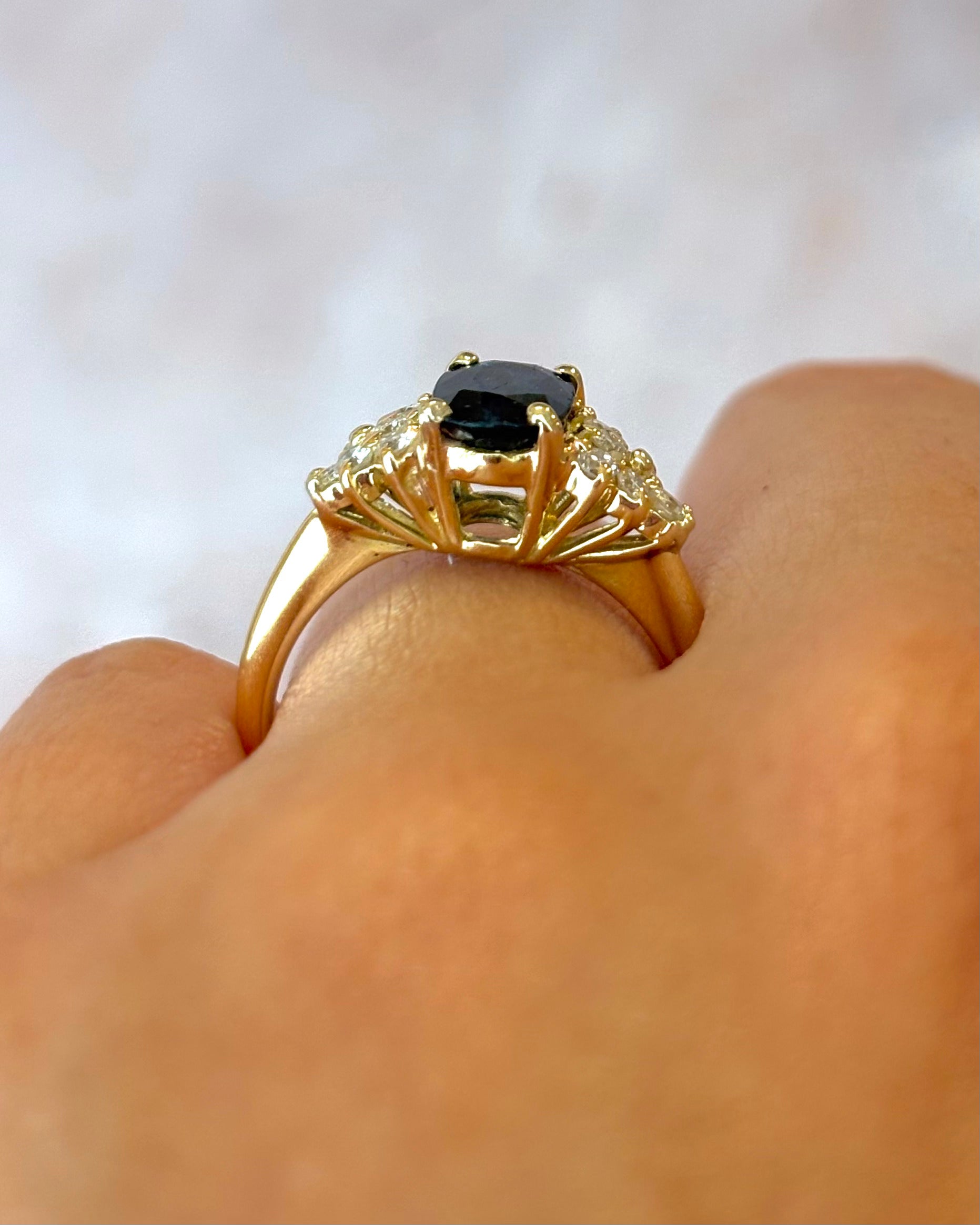 Anillo trilogía con zafiro de 1.15 quilates y diamantes de 0.24 quilates «Mona»