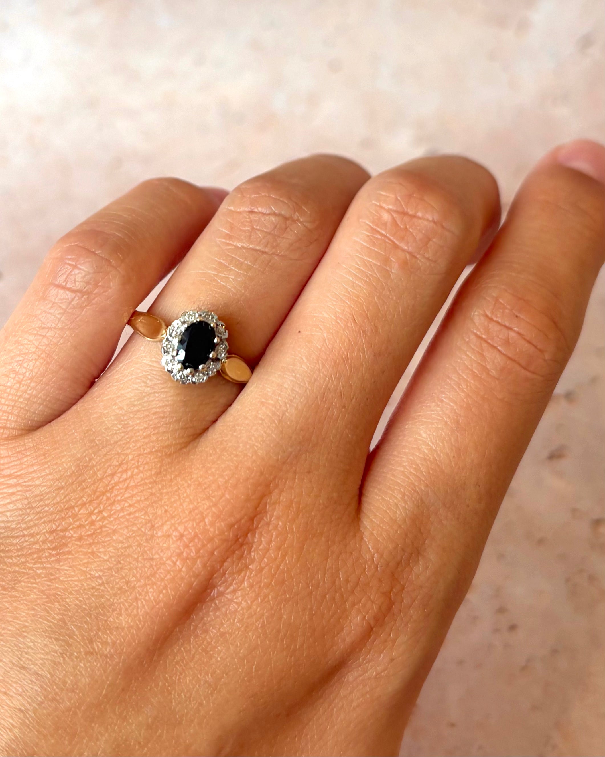 Marguerite Ring Sapphire 0.70 Carat &amp; Diamonds "Chloé"
