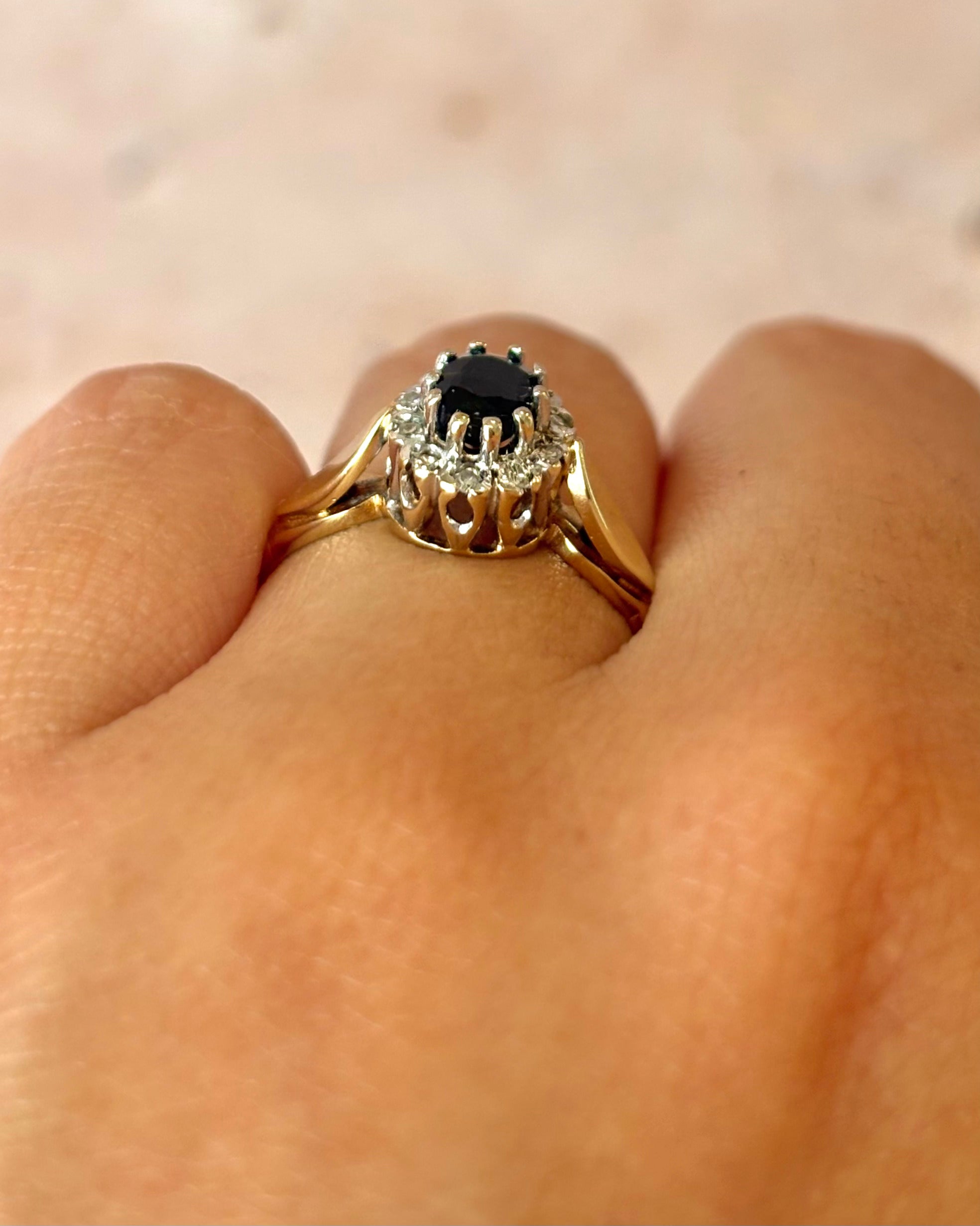 Marguerite Ring Sapphire 0.70 Carat &amp; Diamonds "Chloé"
