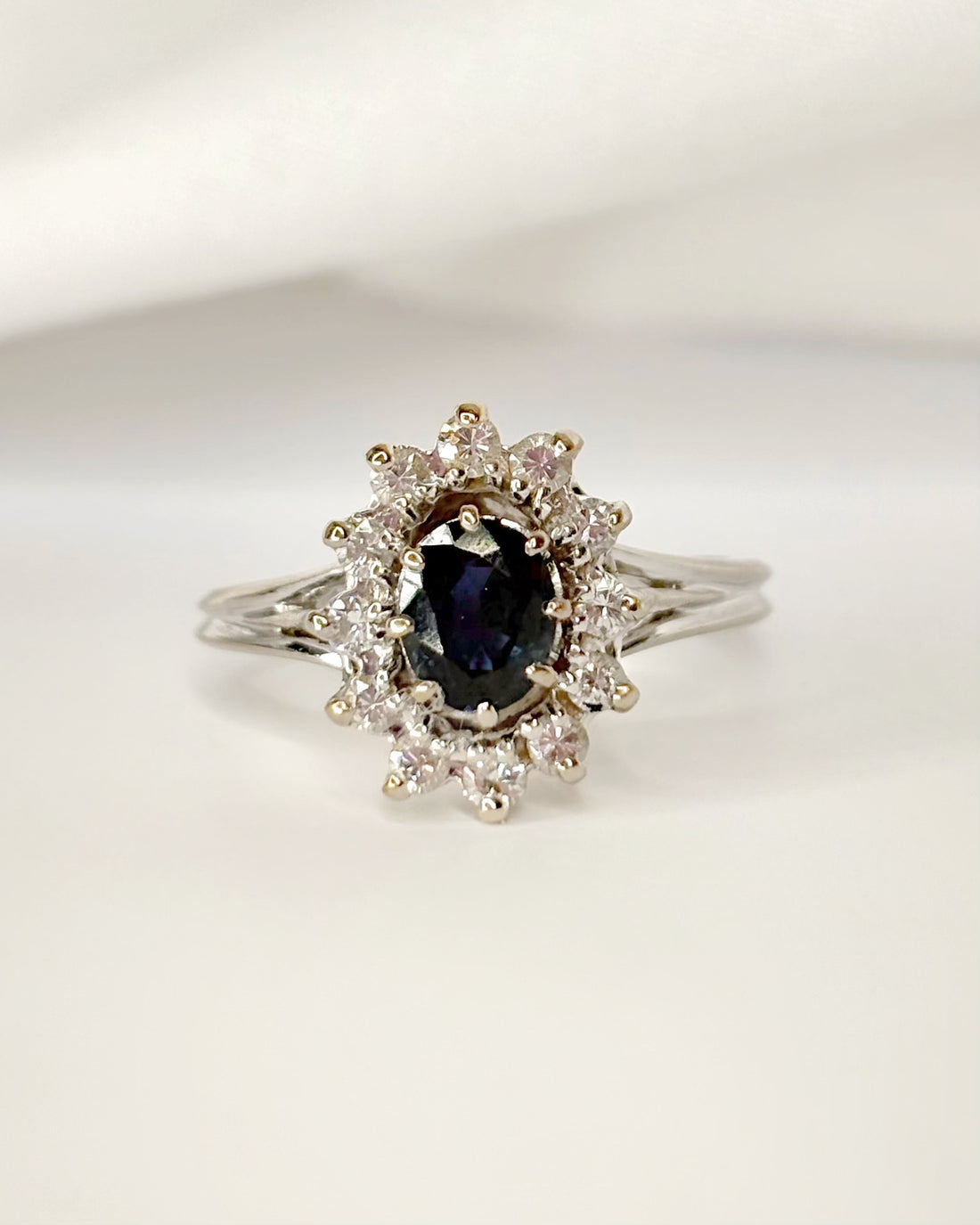 Bague Marguerite Saphir 0.75 carat &amp; Diamants 0.24 carat "Christiane"