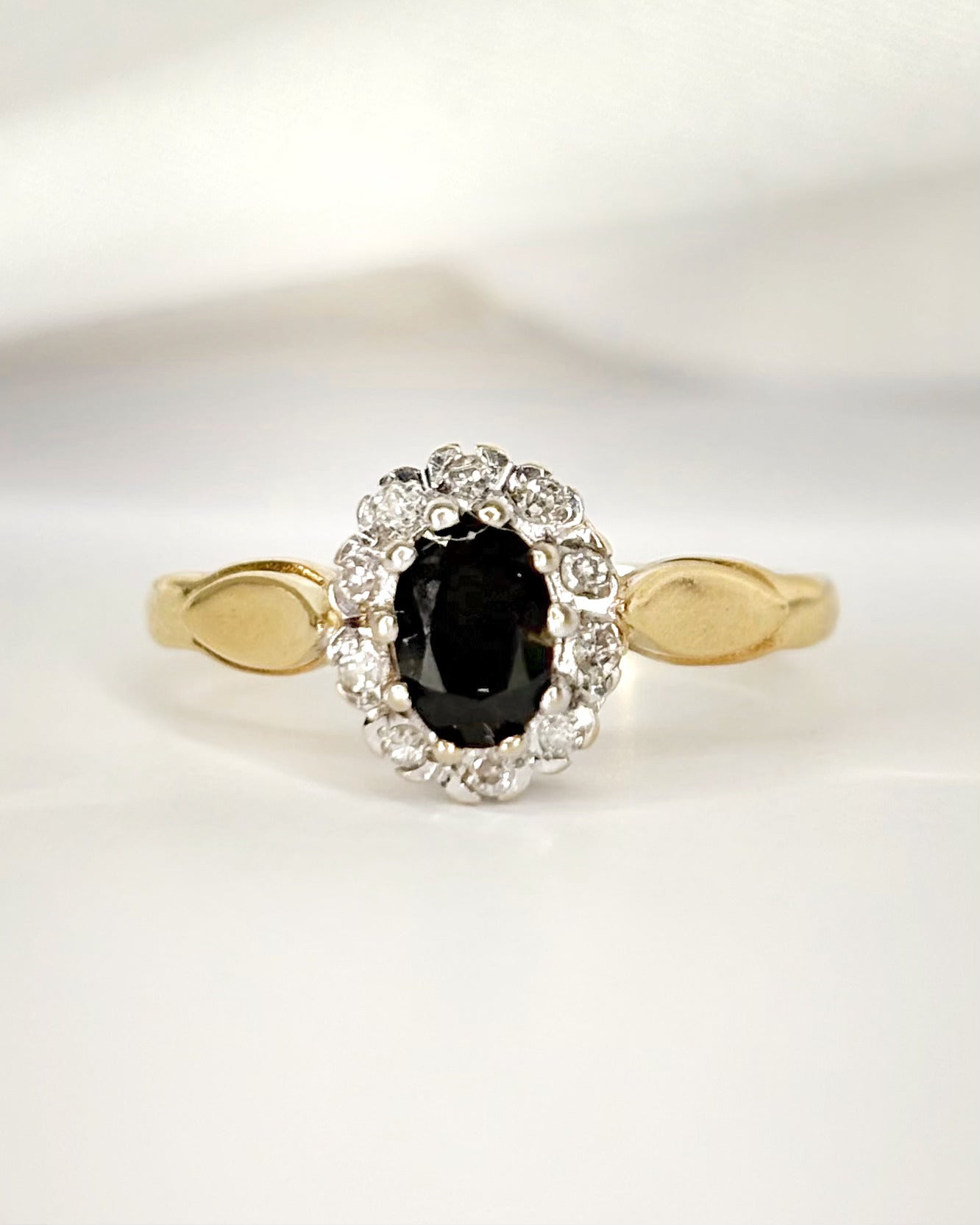Marguerite Ring Sapphire 0.70 Carat &amp; Diamonds "Chloé"