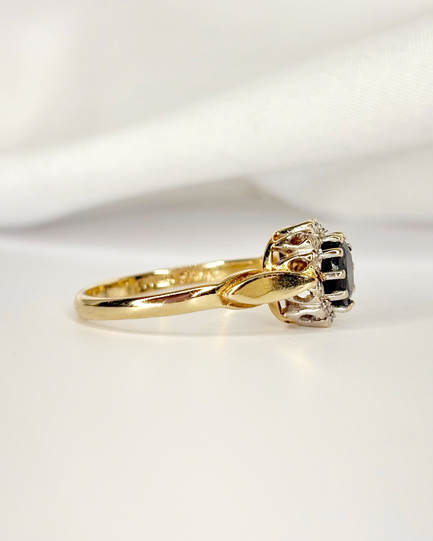Marguerite Ring Sapphire 0.70 Carat &amp; Diamonds "Chloé"