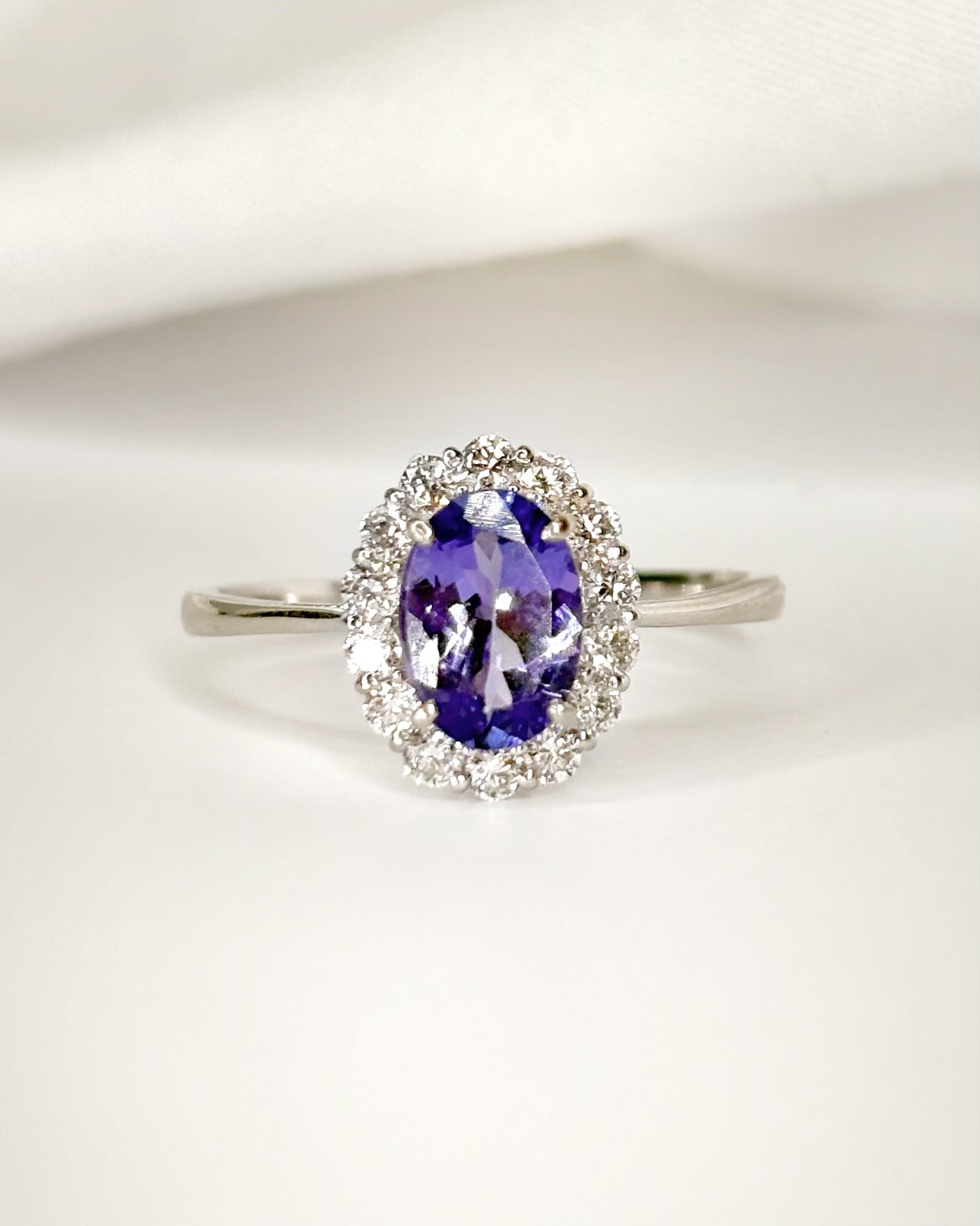 Marguerite Ring Tanzanite 0.93 carat &amp; Diamonds 0.31 carat "Haria"