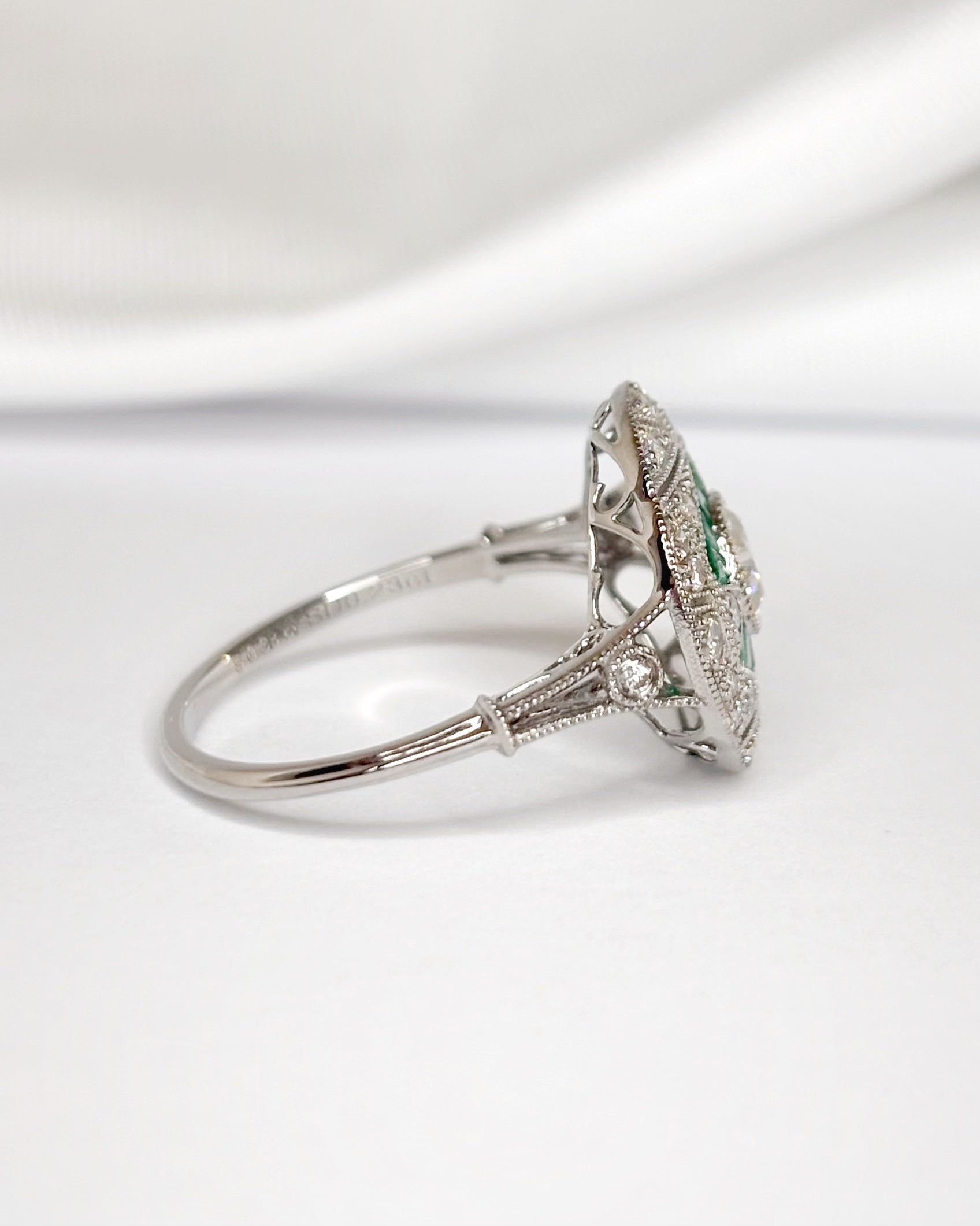 Bague Style Art-Déco Émeraudes &amp; Diamants 0.63 carat "Cécilia"