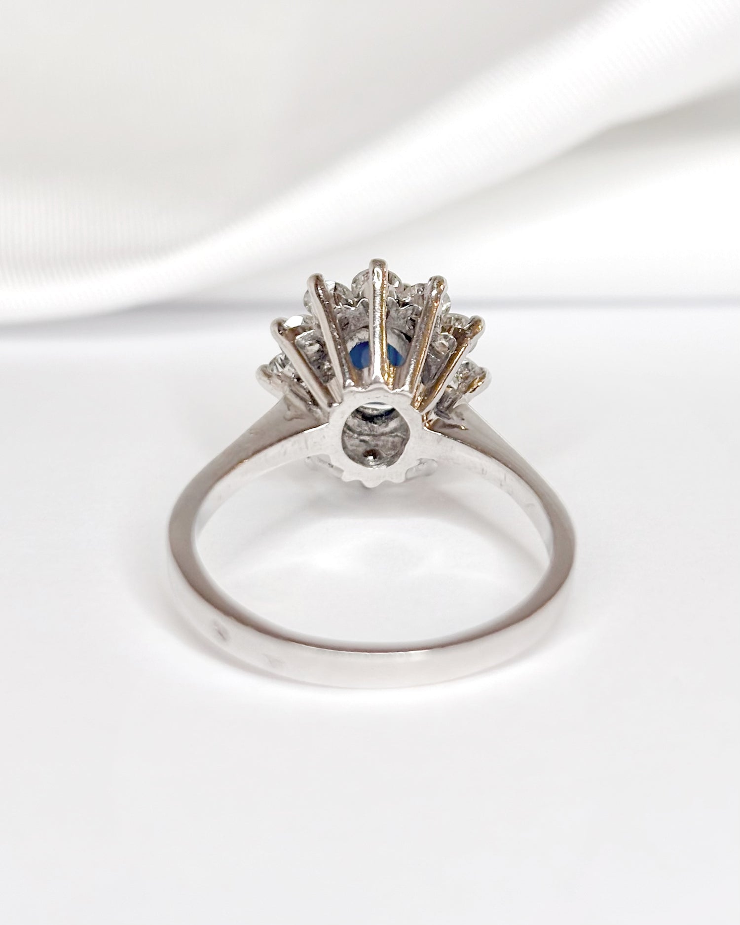 Bague Marguerite Saphir 1.80 carat &amp; Diamants 0.96 carat "Marjorie"