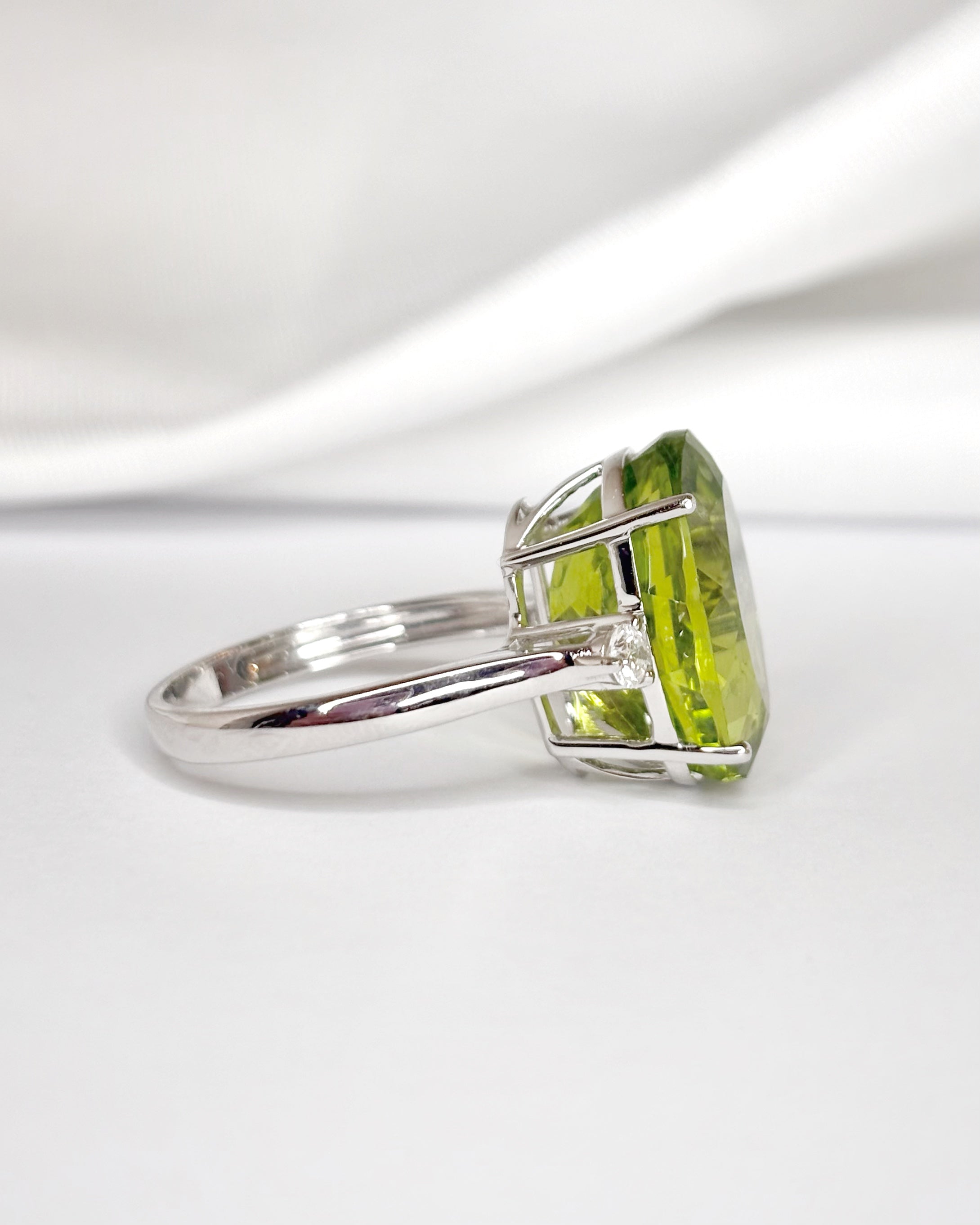 Bague Trilogie Péridot 10.85 carats &amp; Diamants "Agnes"