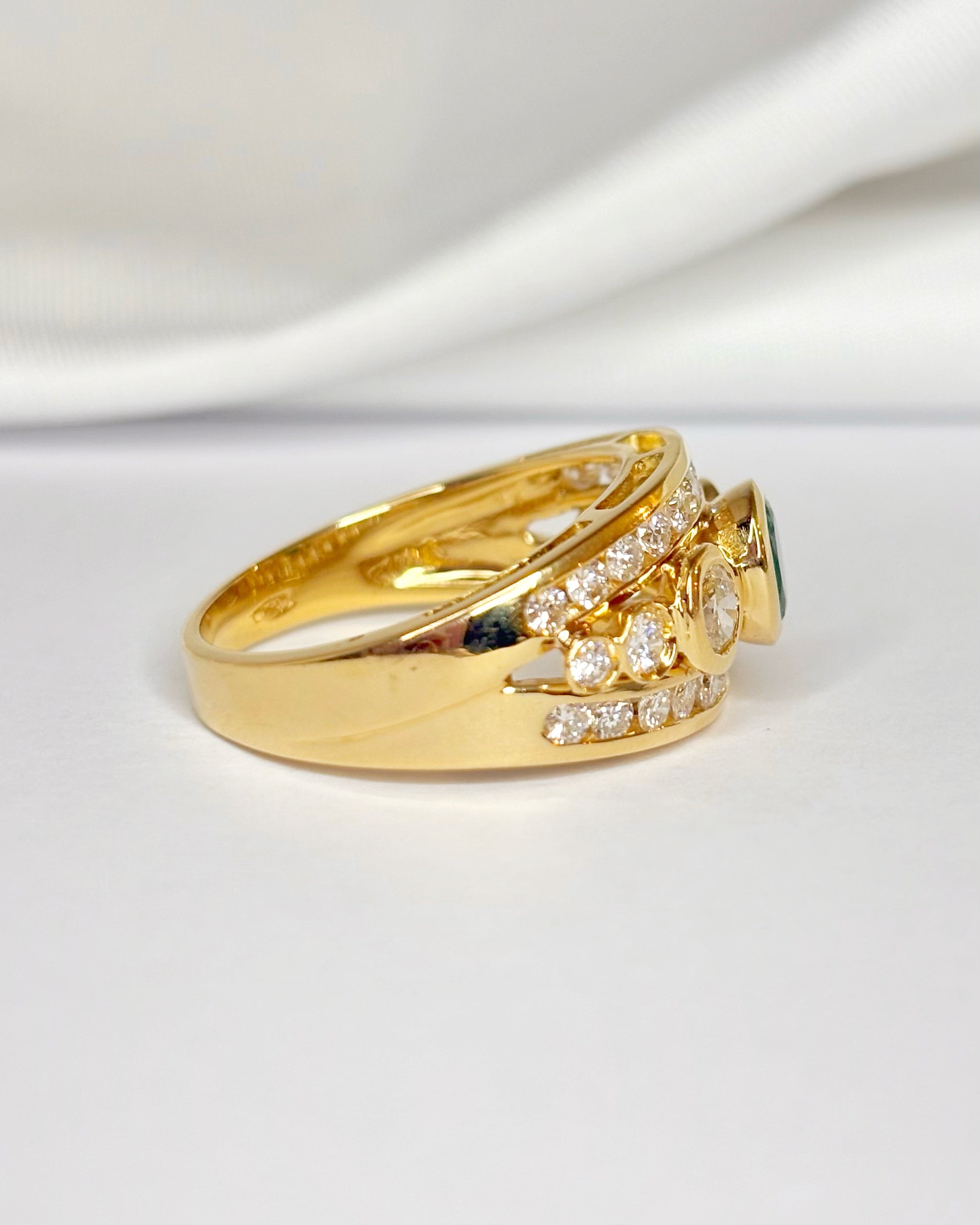 Anillo rígido con esmeralda 0,50 quilates, diamantes 0,84 quilates y oro 6,38 g "Amanda"