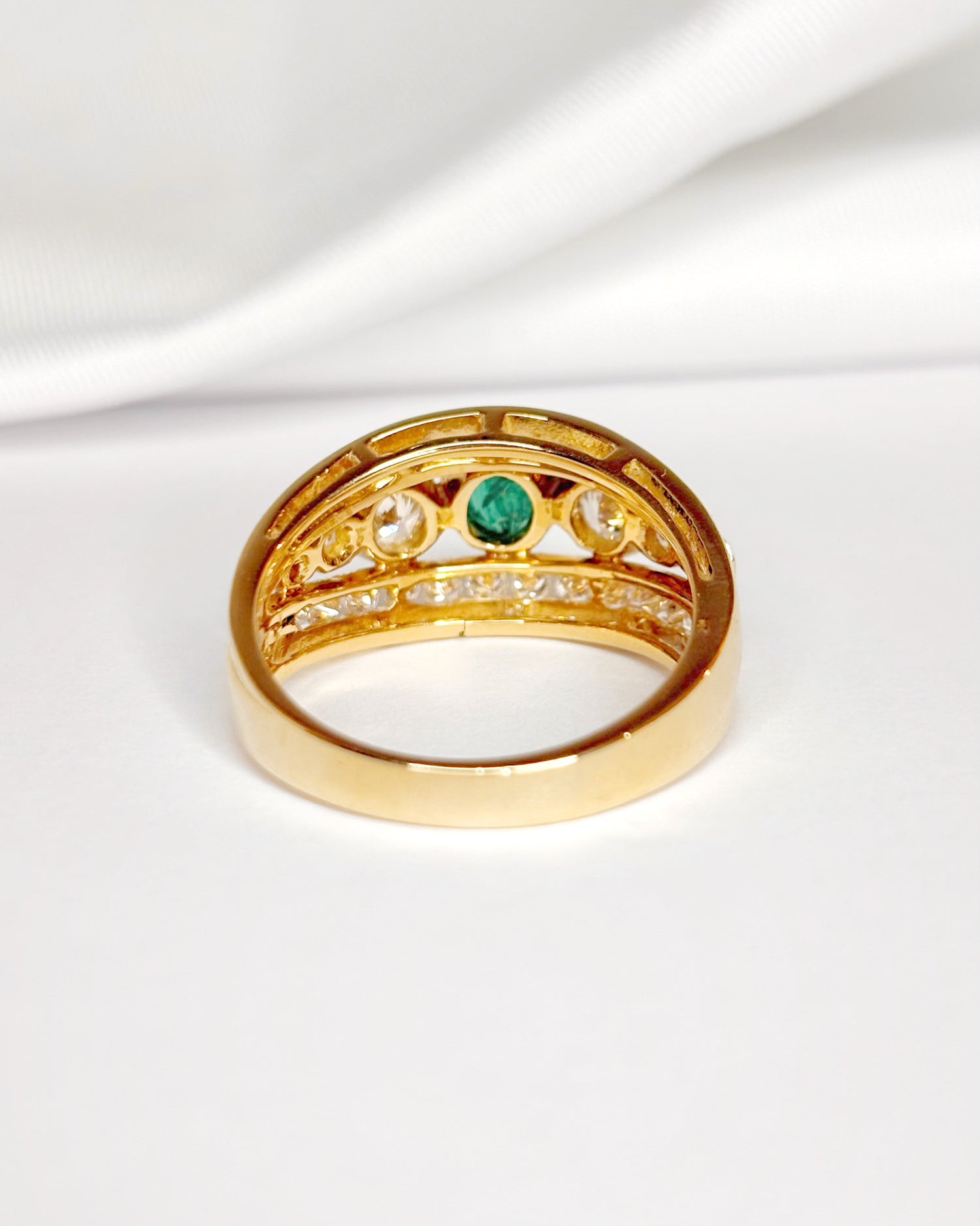 Anillo rígido con esmeralda 0,50 quilates, diamantes 0,84 quilates y oro 6,38 g "Amanda"