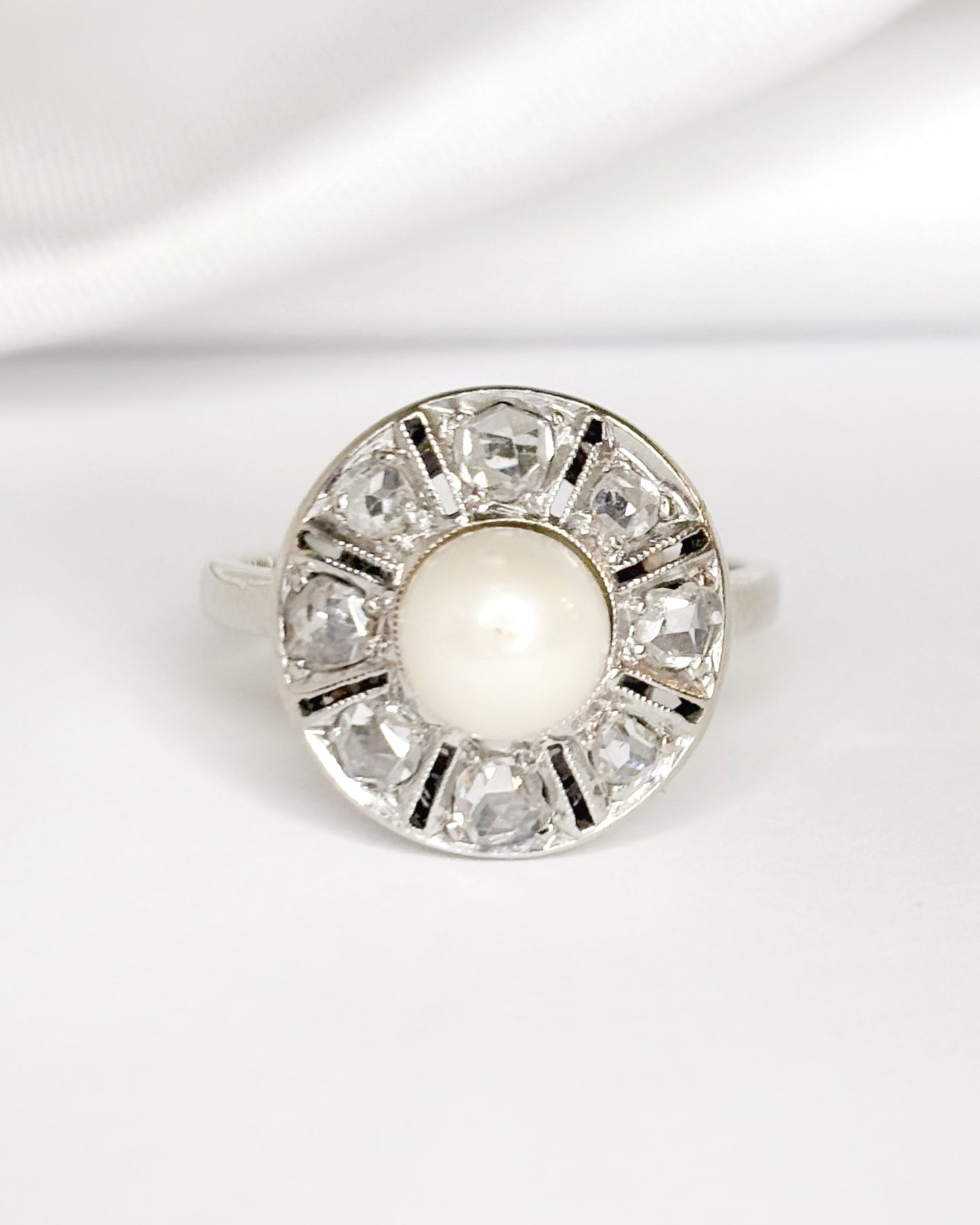 Bague Marguerite Art-Déco Perle &amp; Diamants 0.40 carat "Indigo"