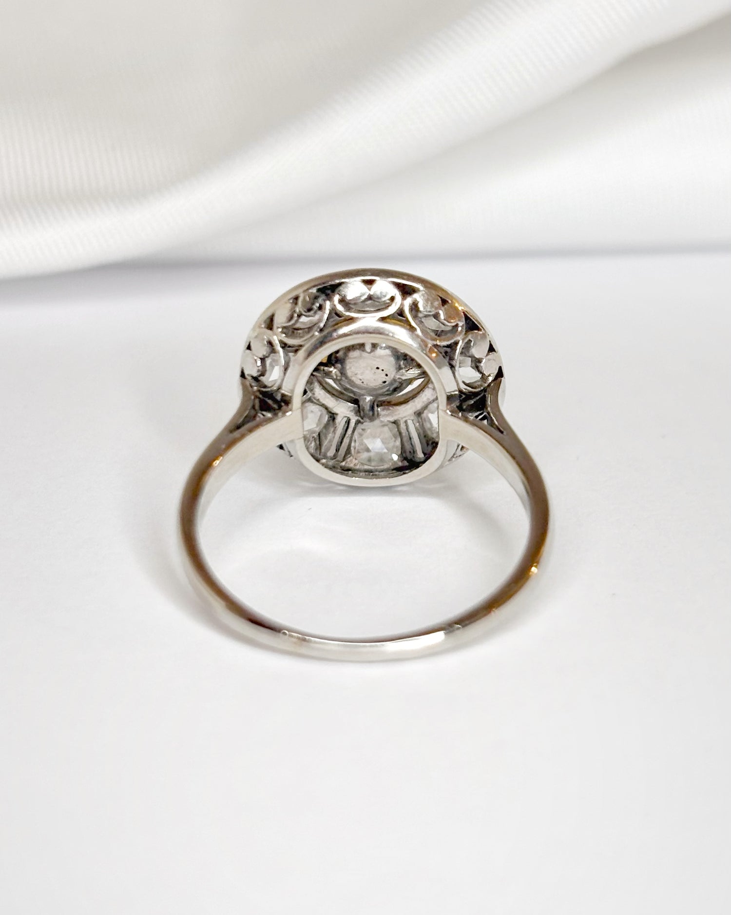 Bague Marguerite Art-Déco Perle &amp; Diamants 0.40 carat "Indigo"