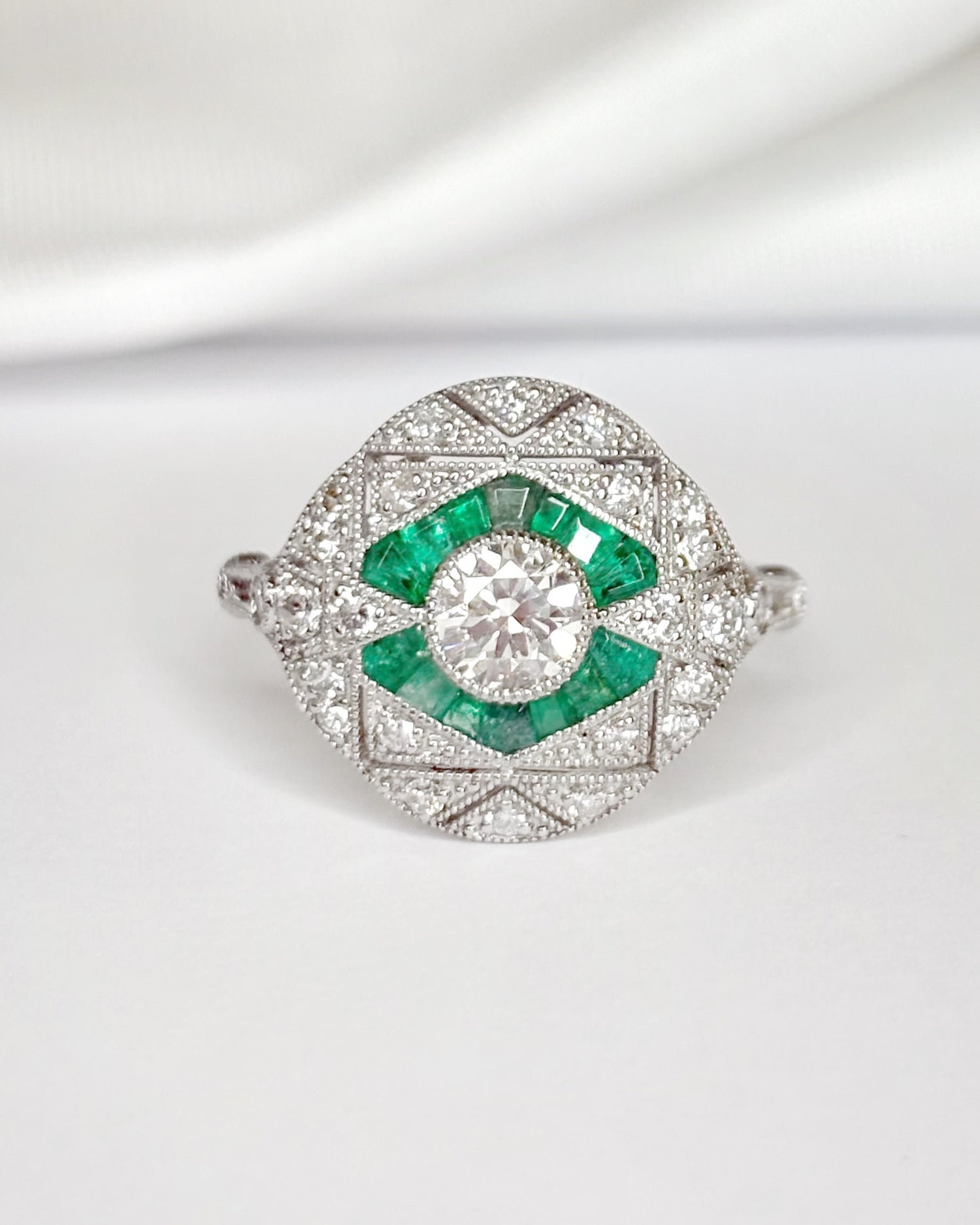 Bague Style Art-Déco Émeraudes &amp; Diamants 0.63 carat "Cécilia"