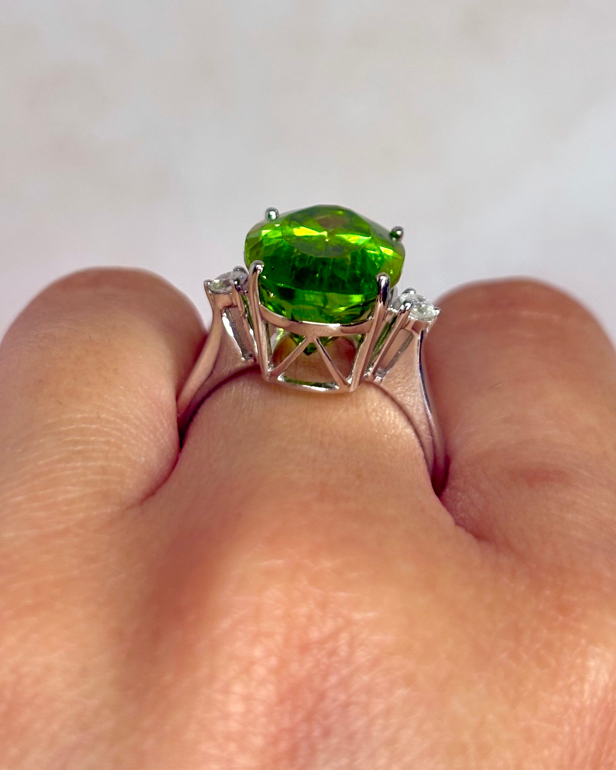 Bague Trilogie Péridot 10.85 carats &amp; Diamants "Agnes"