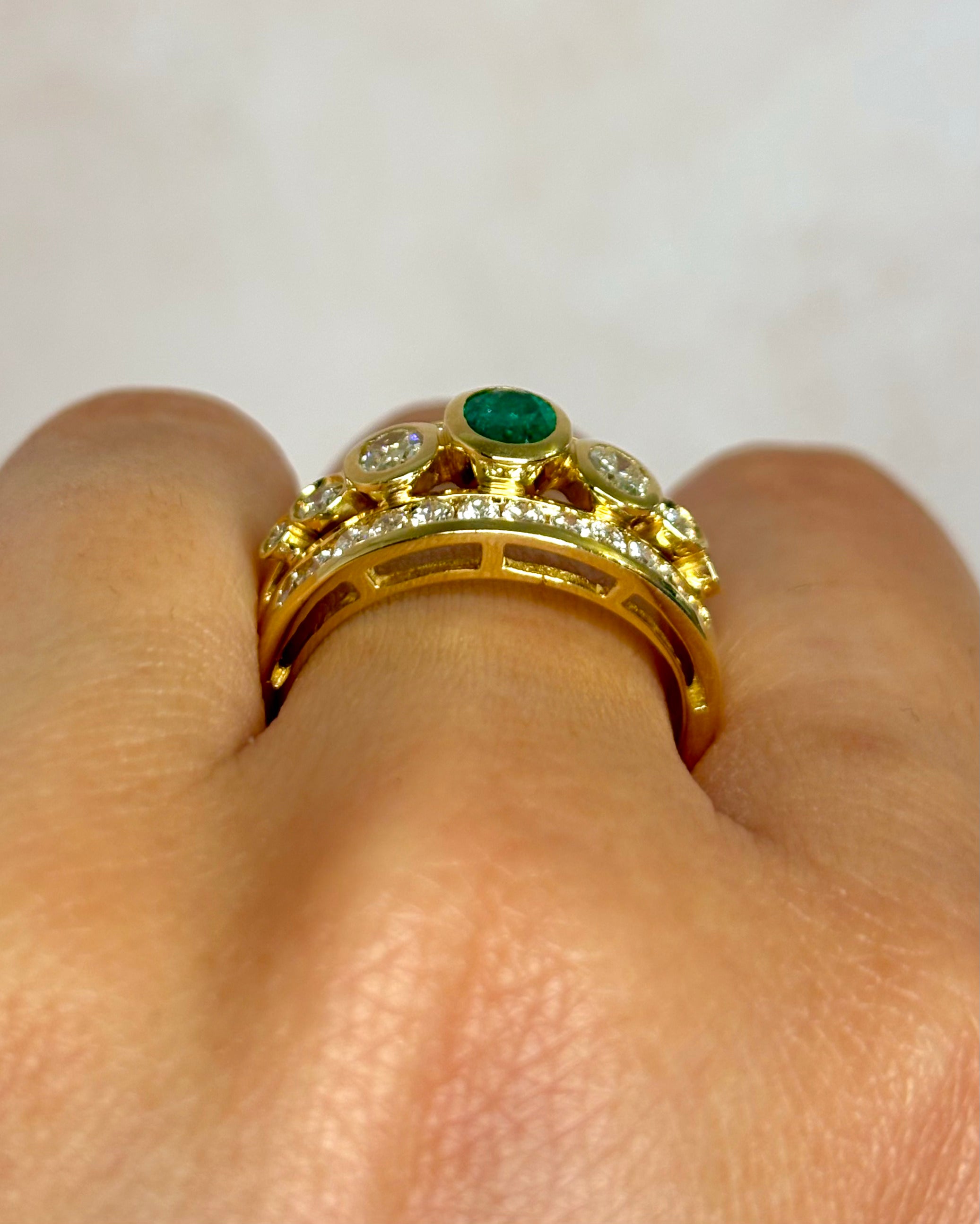 Anillo rígido con esmeralda 0,50 quilates, diamantes 0,84 quilates y oro 6,38 g "Amanda"