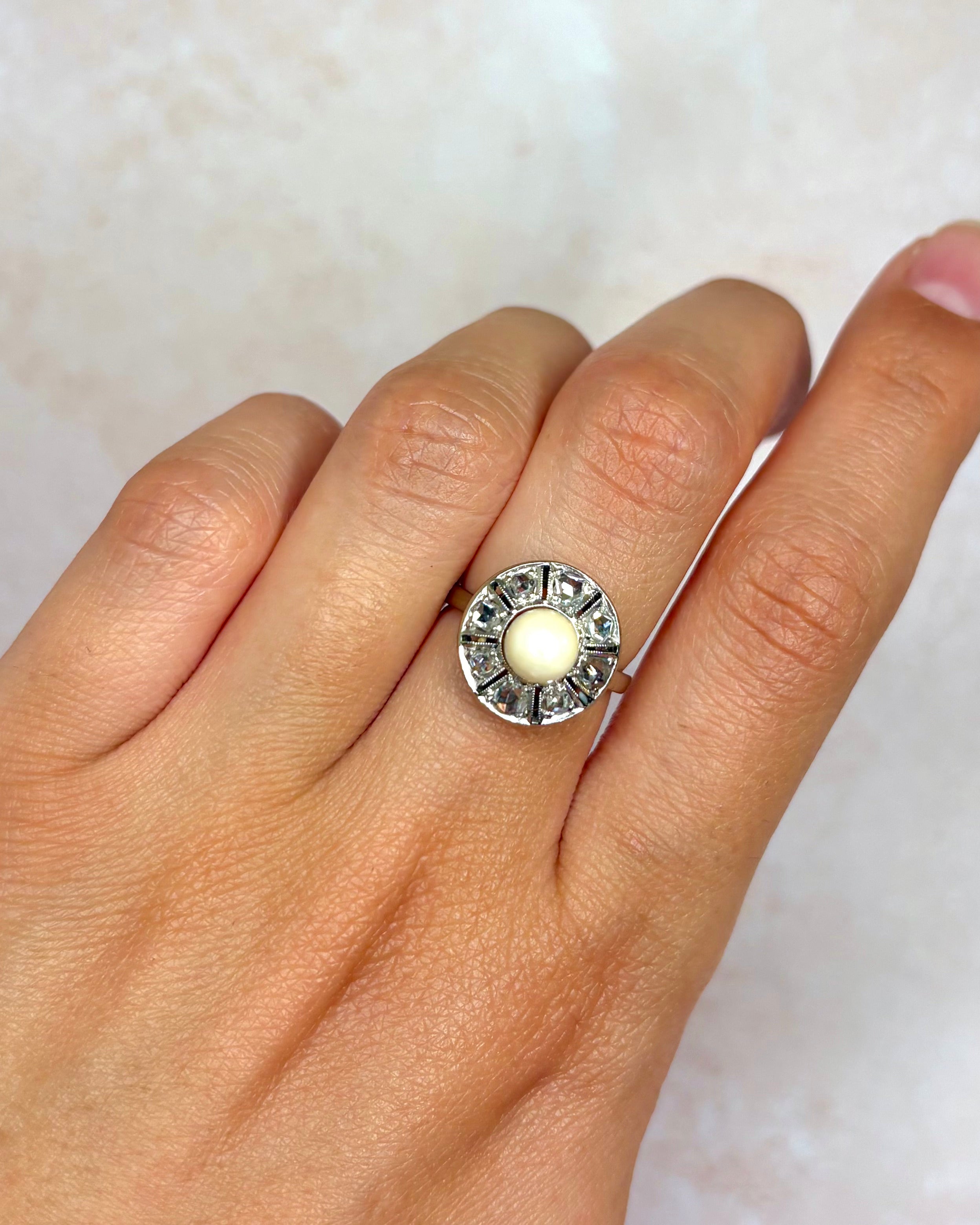 Bague Marguerite Art-Déco Perle &amp; Diamants 0.40 carat "Indigo"