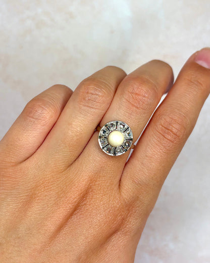 Bague Marguerite Art-Déco Perle &amp; Diamants 0.40 carat "Indigo"